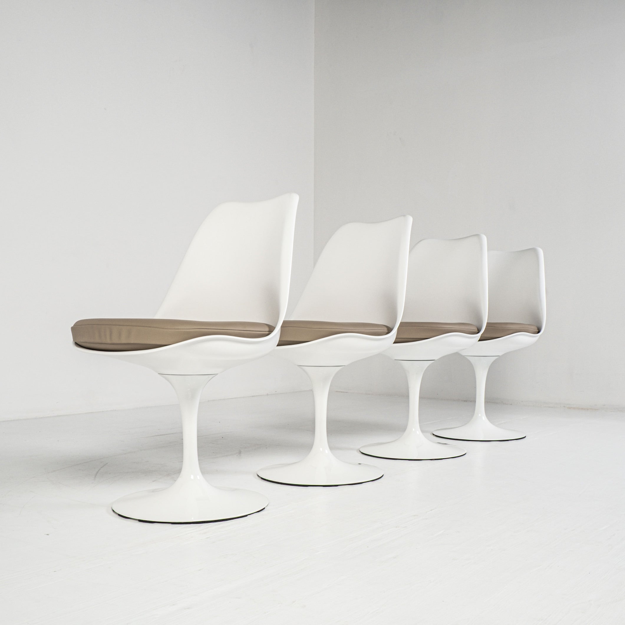 Knoll - Eero Saarinen - Chaise (4) - Chaise Tulipe - Aluminium, Tissu