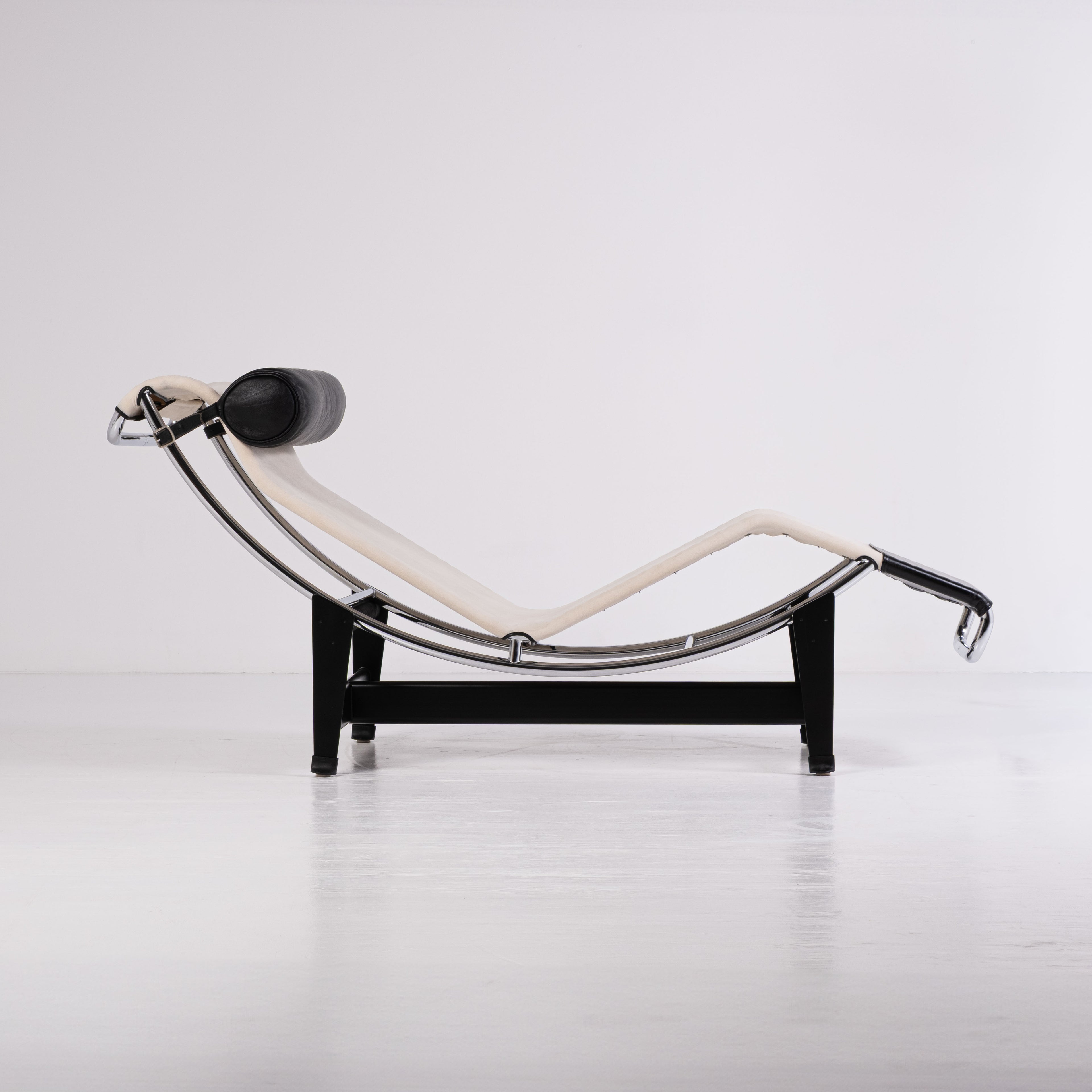 Chaise Longue LC4 di Le Corbusier, Pierre Jeanneret e Charlotte Perriand per Cassina