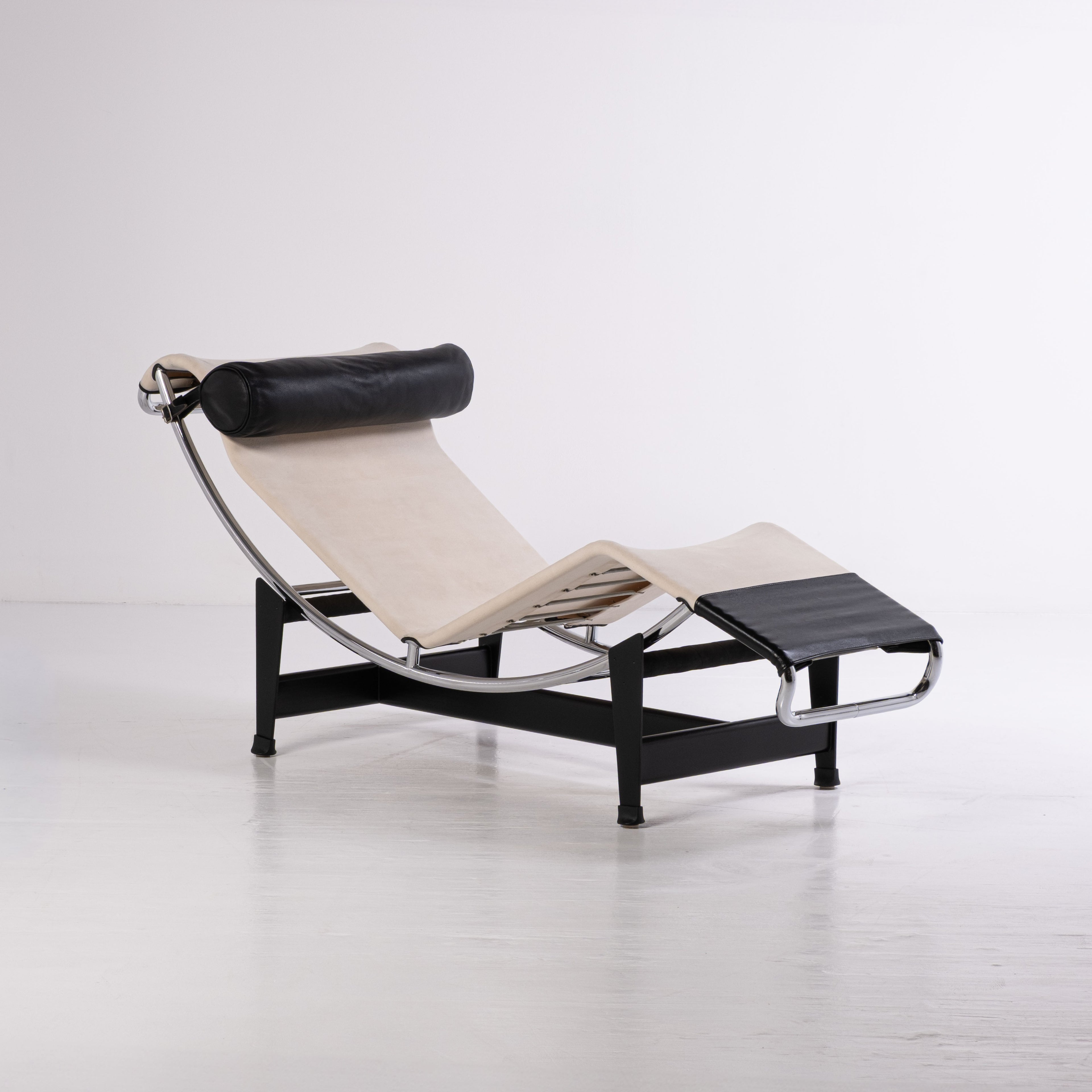 Chaise Longue LC4 di Le Corbusier, Pierre Jeanneret e Charlotte Perriand per Cassina