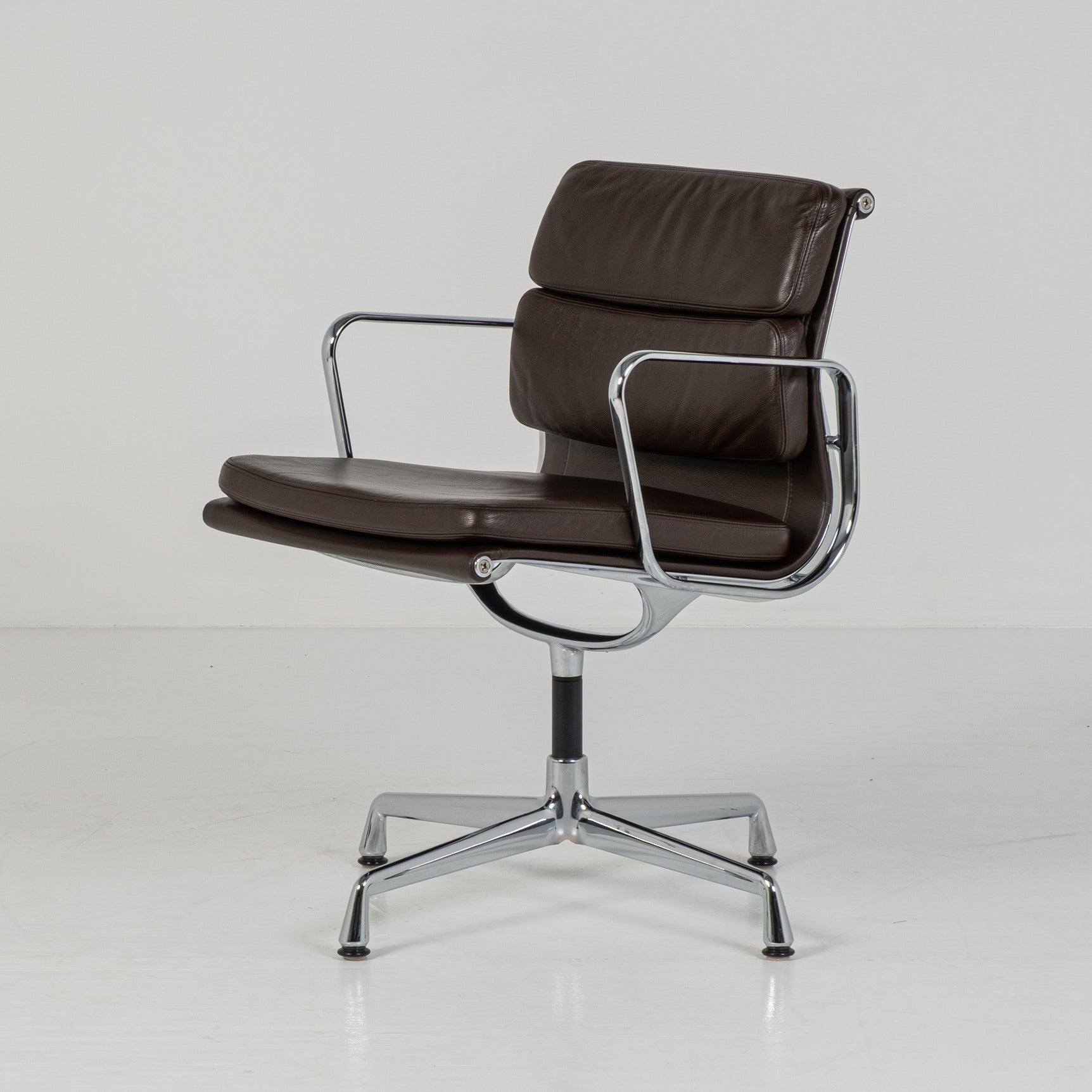 Sedia da ufficio Soft Pad EA 217 di Charles e Ray Eames per ICF