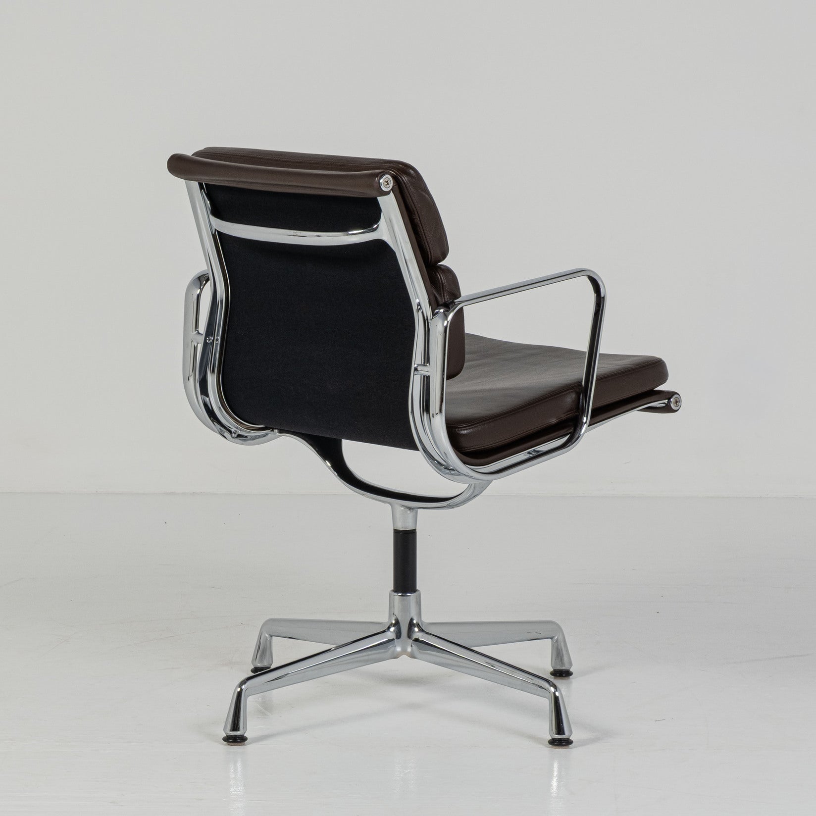 Chaise de bureau Soft Pad EA 217 de Charles et Ray Eames pour ICF