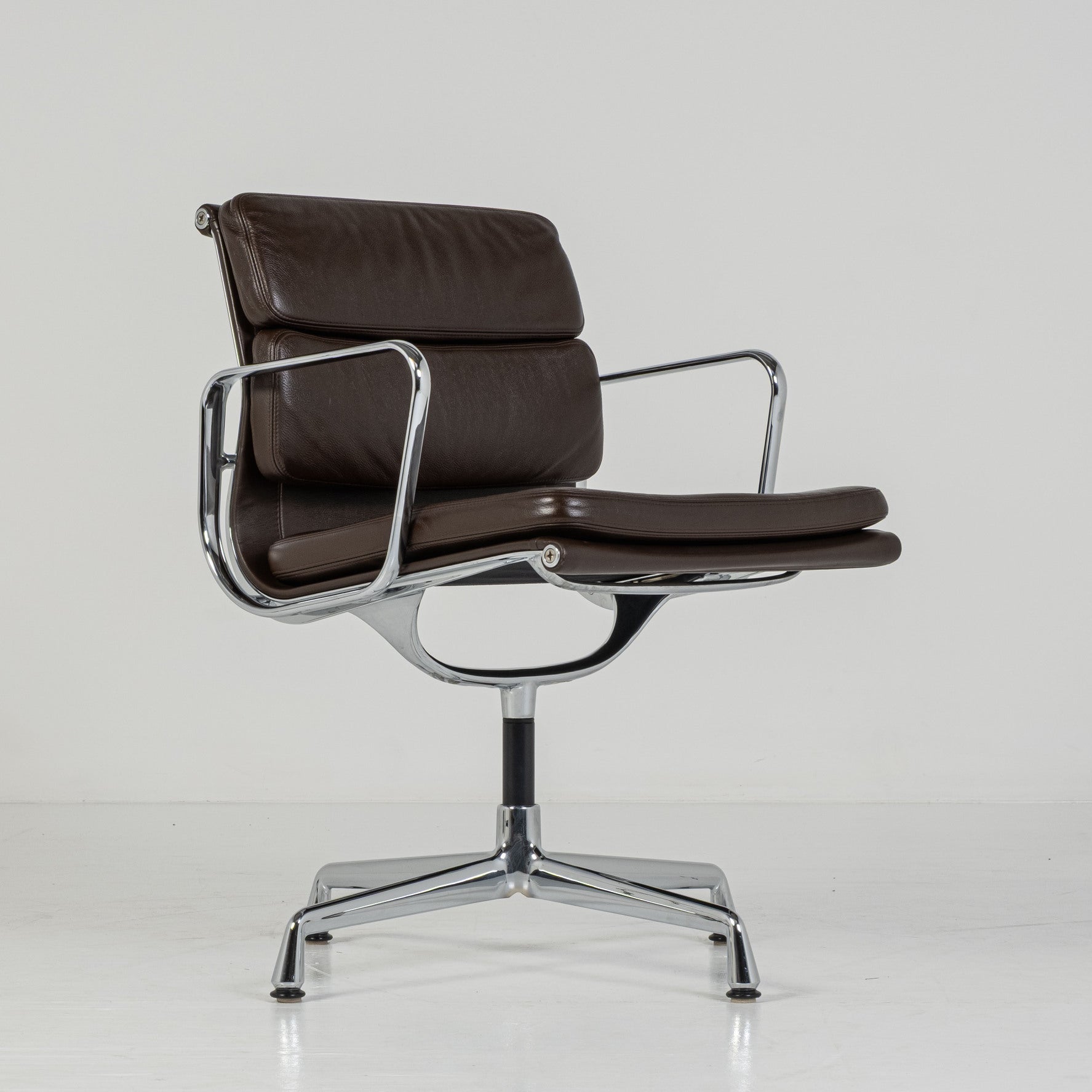 Chaise de bureau Soft Pad EA 217 de Charles et Ray Eames pour ICF