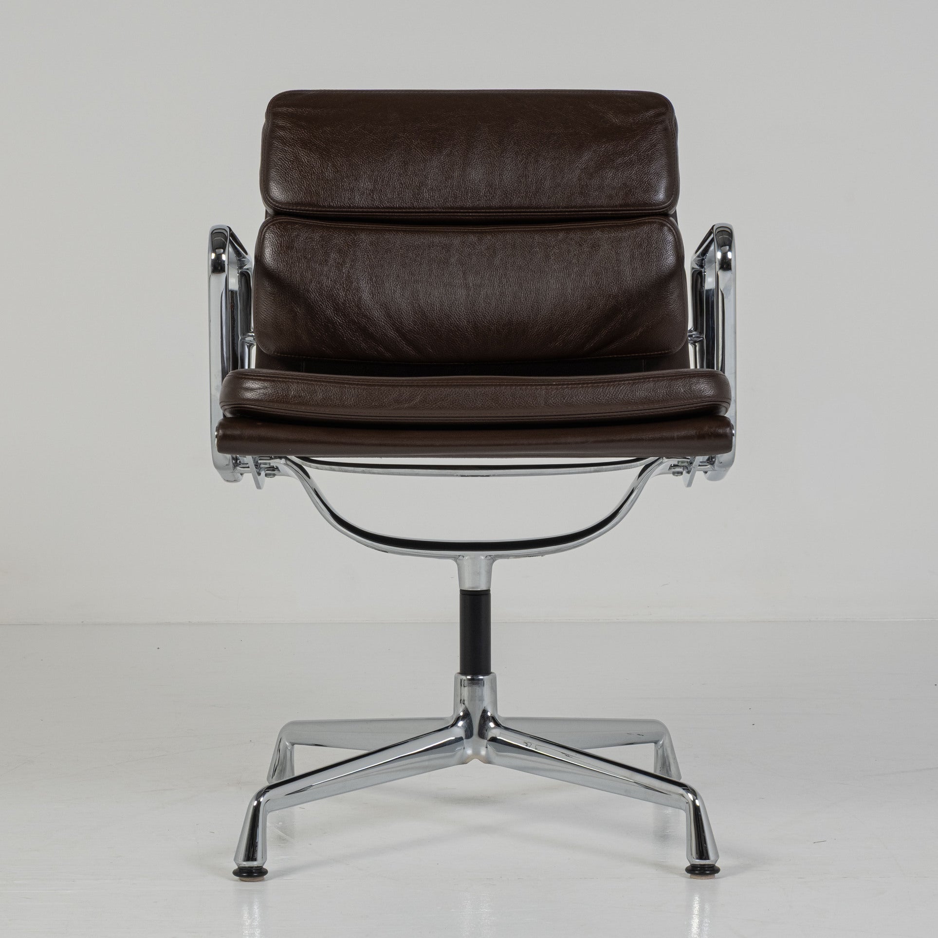 Chaise de bureau Soft Pad EA 217 de Charles et Ray Eames pour ICF