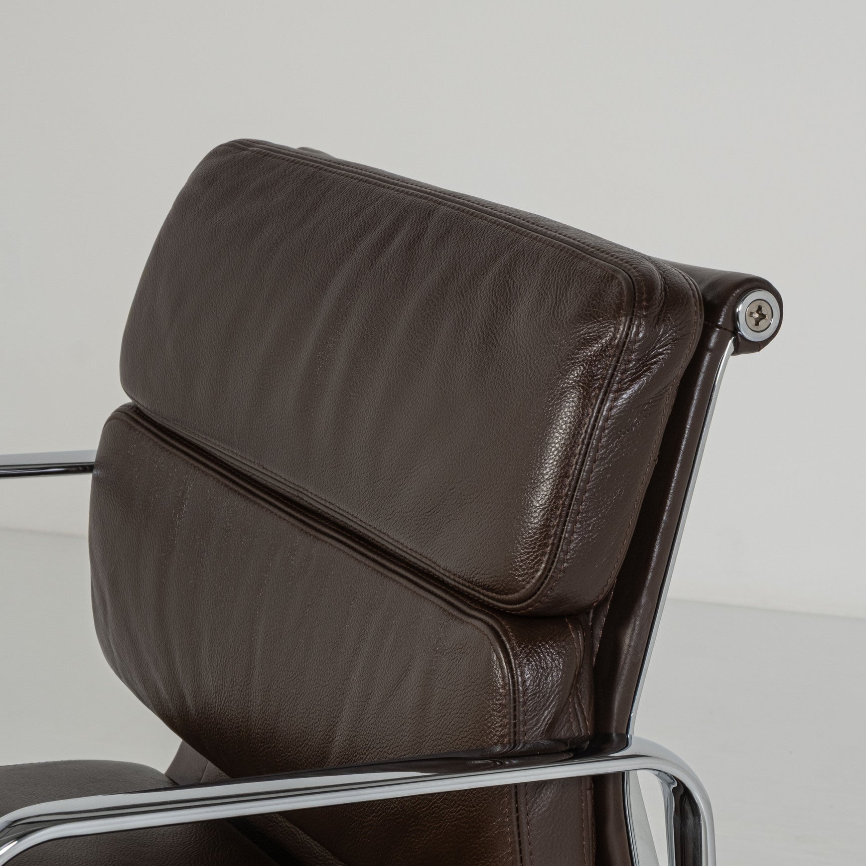 Sedia da ufficio Soft Pad EA 217 di Charles e Ray Eames per ICF