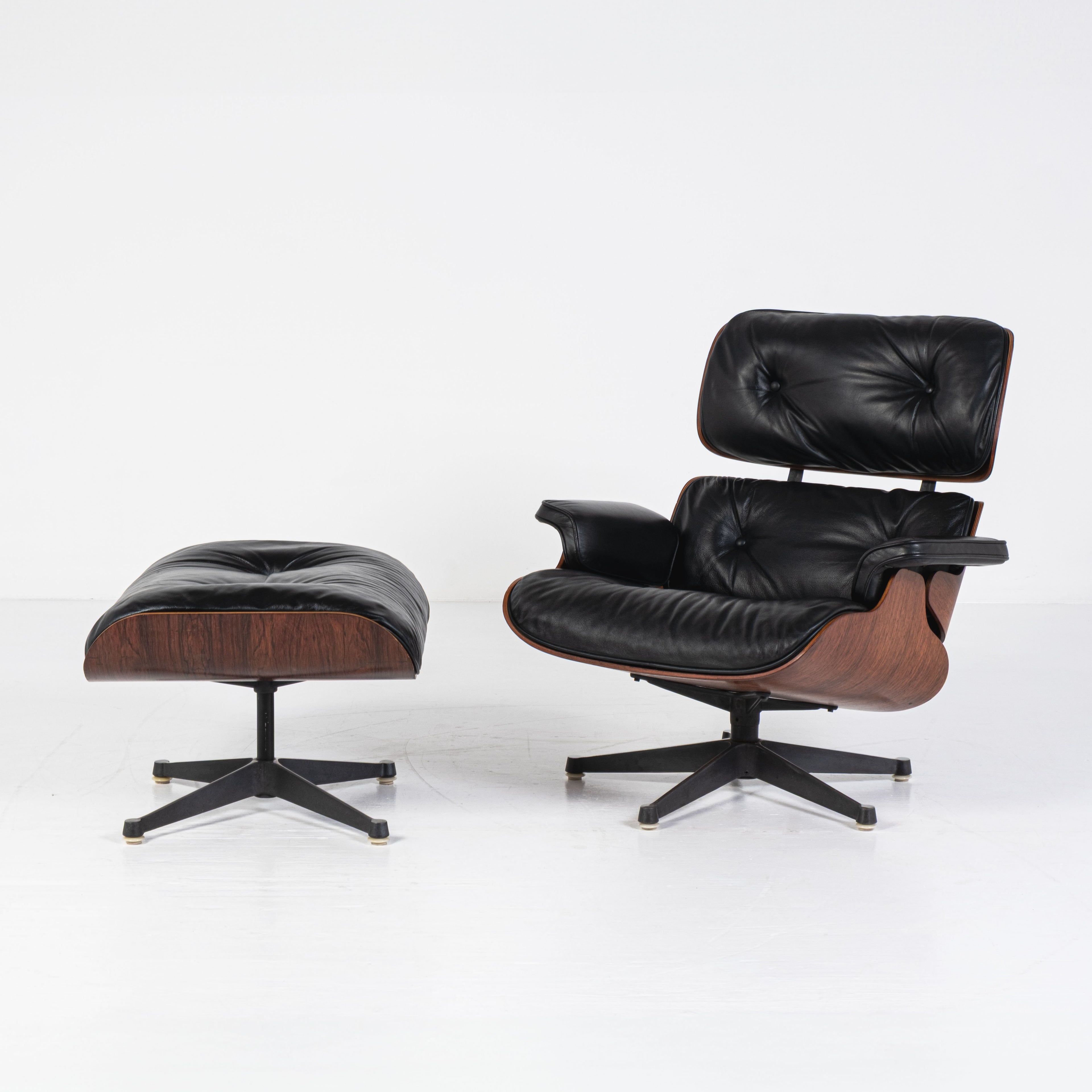 Herman Miller, ICF - Charles Eames, Ray Eames - Poltrona con pouf - Lounge chair - Noce