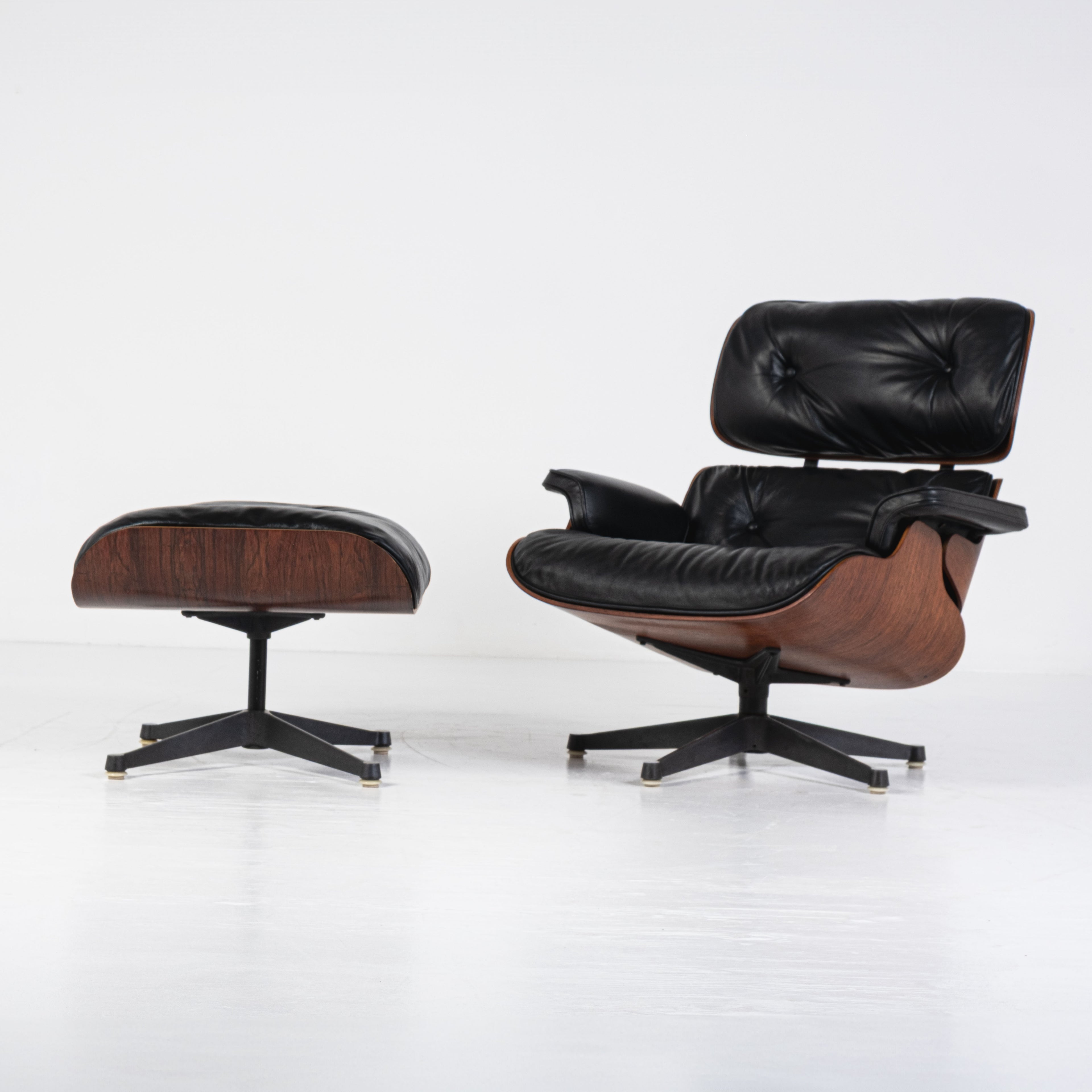 Herman Miller, ICF - Charles Eames, Ray Eames - Poltrona con pouf - Lounge chair - Noce