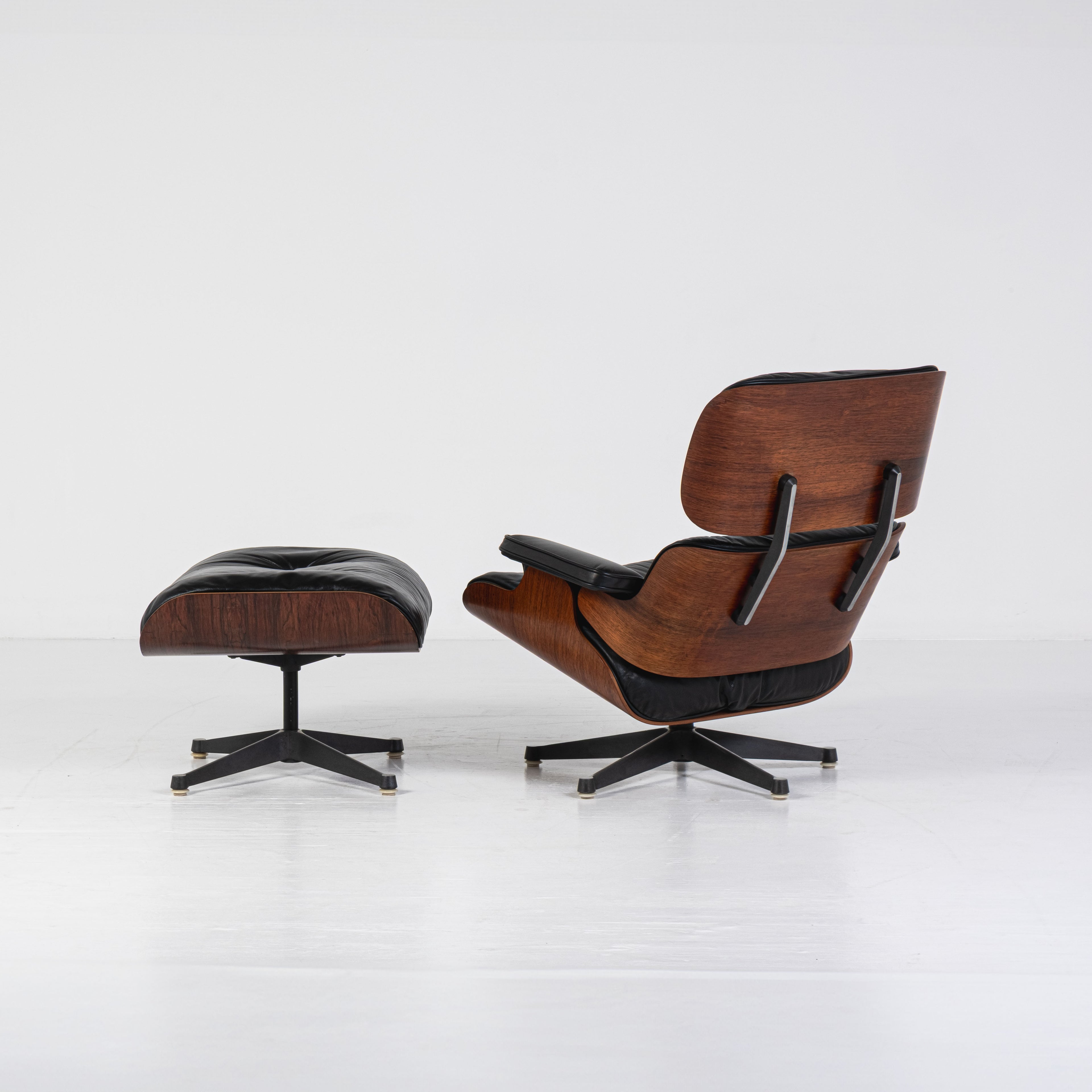 Herman Miller, ICF - Charles Eames, Ray Eames - Poltrona con pouf - Lounge chair - Noce