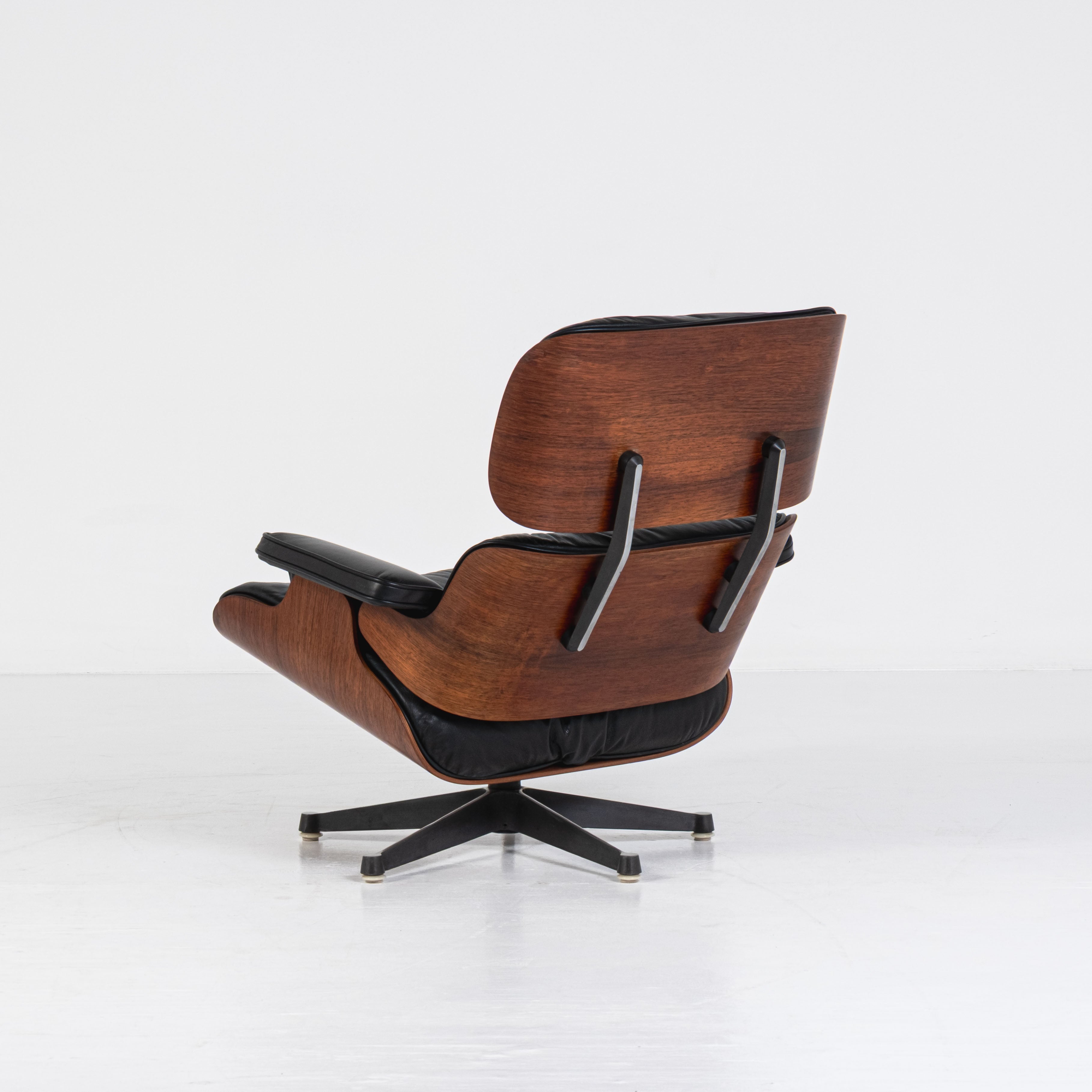 Herman Miller, ICF - Charles Eames, Ray Eames - Poltrona con pouf - Lounge chair - Noce