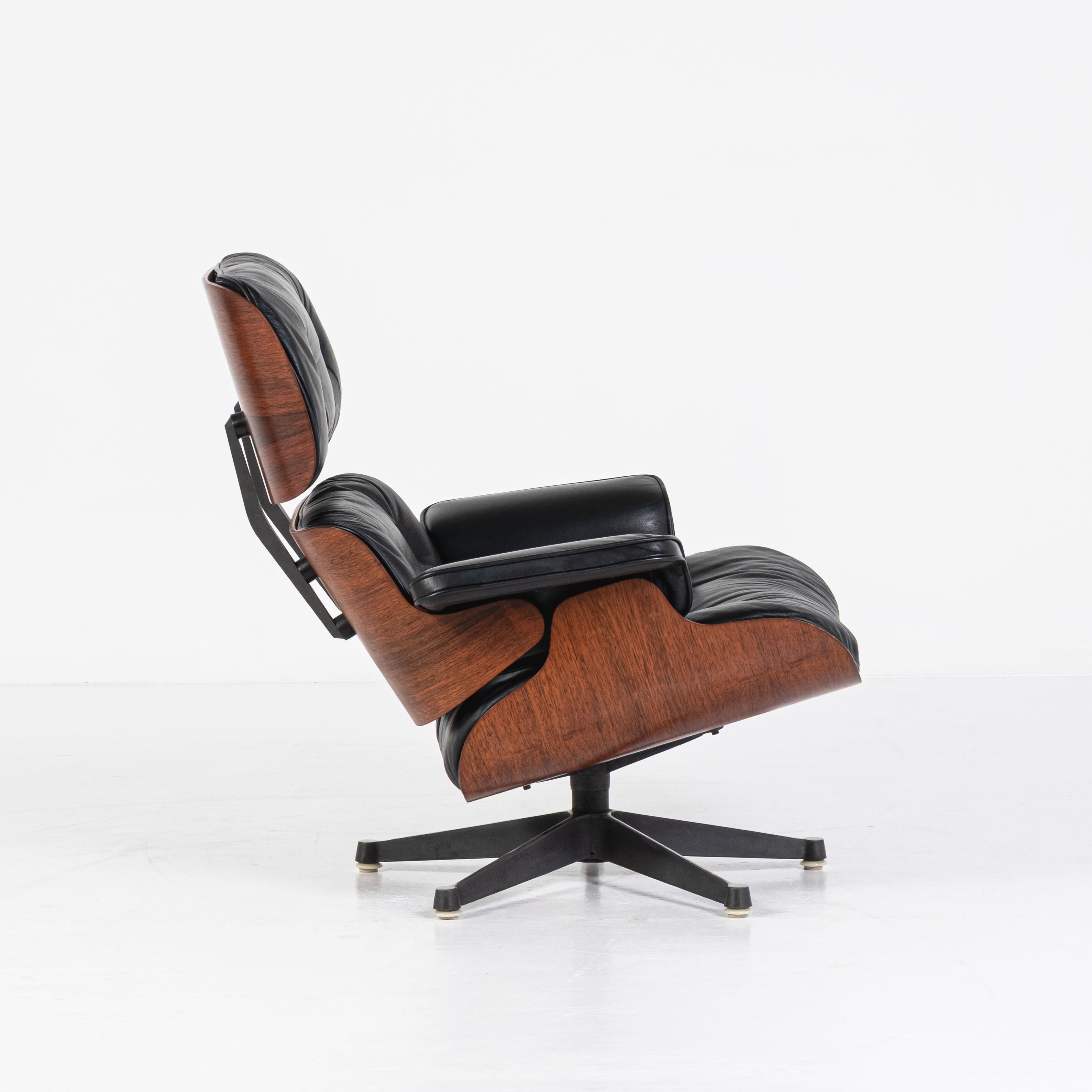 Herman Miller, ICF - Charles Eames, Ray Eames - Poltrona con pouf - Lounge chair - Noce