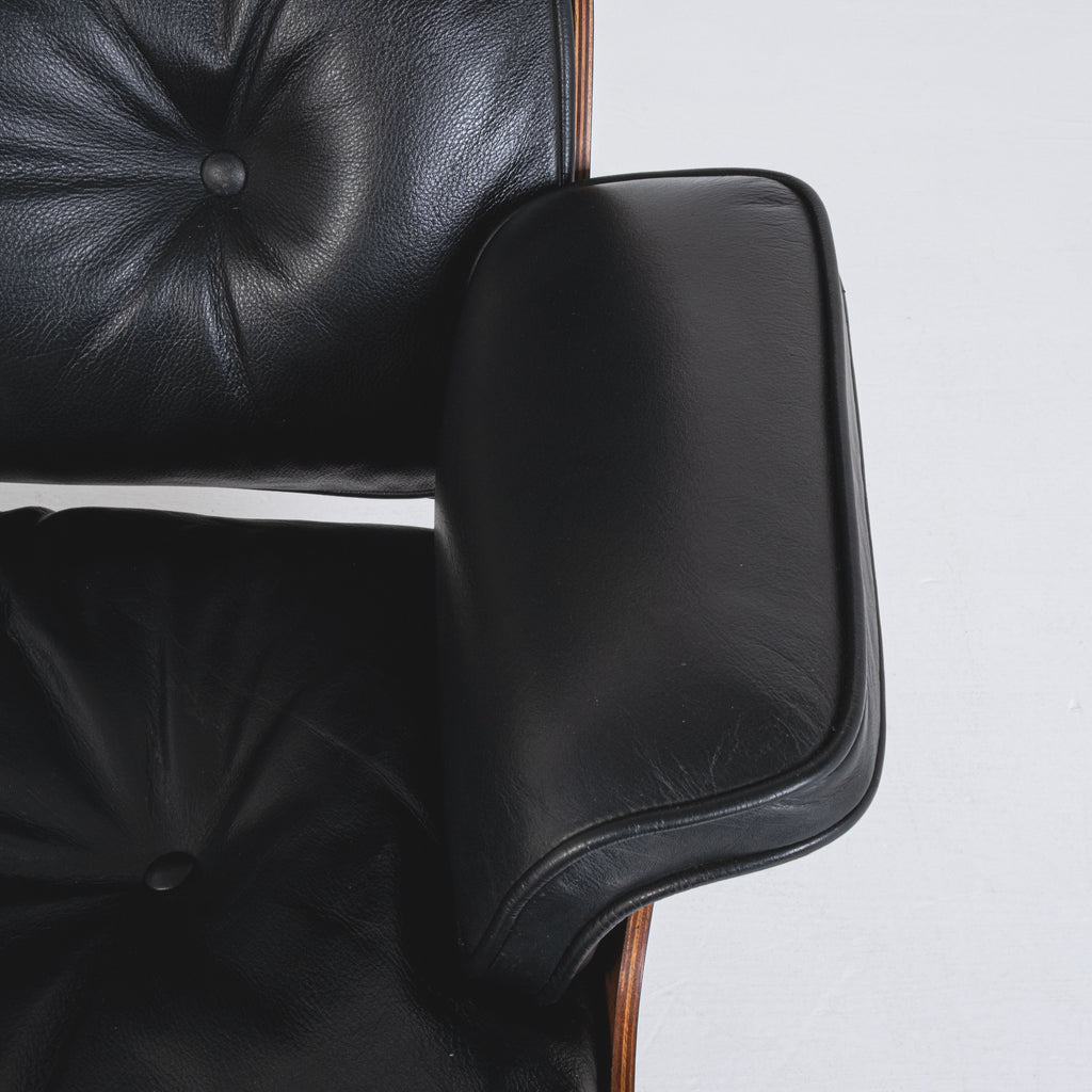 Herman Miller, ICF - Charles Eames, Ray Eames - Poltrona con pouf - Lounge chair - Noce