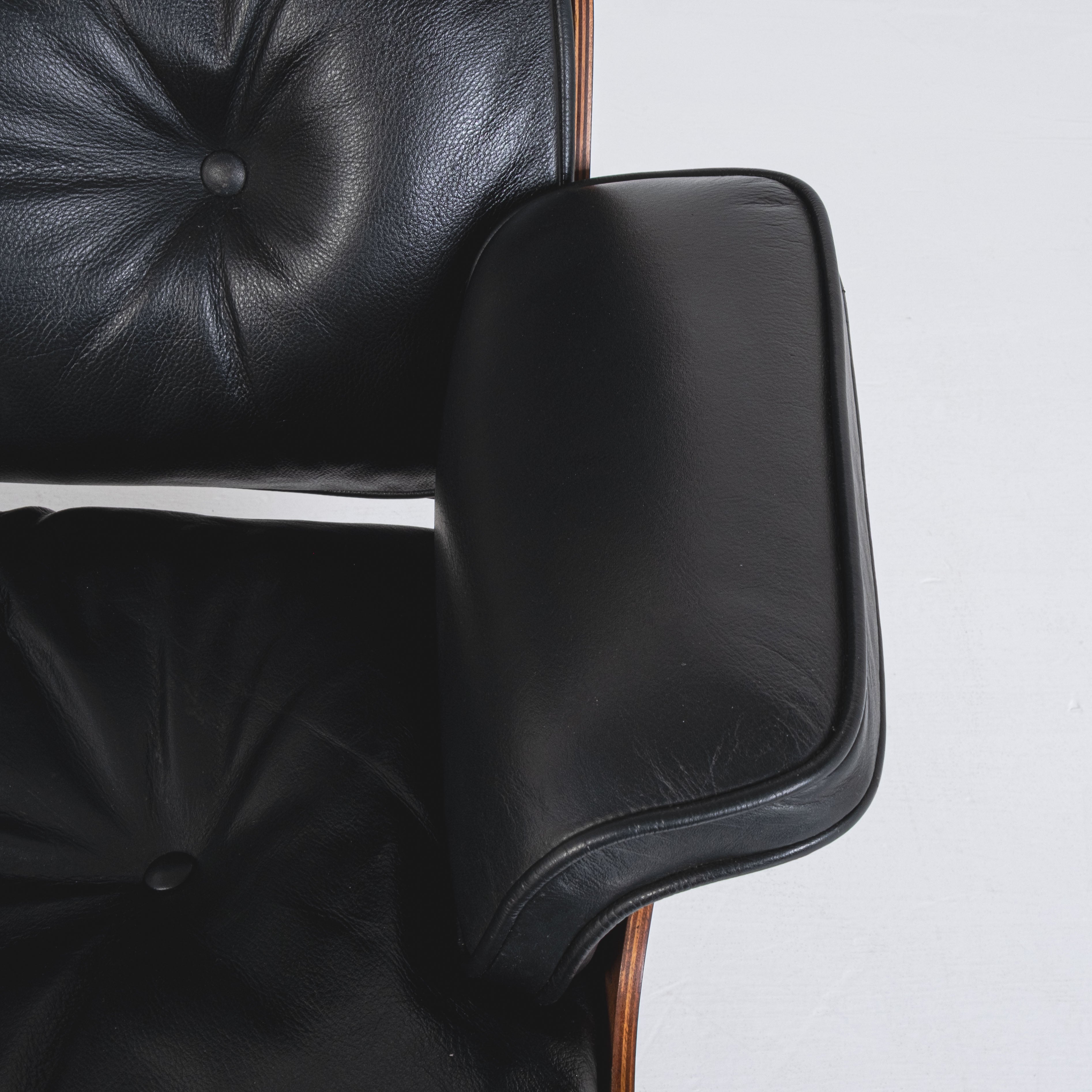 Herman Miller, ICF - Charles Eames, Ray Eames - Poltrona con pouf - Lounge chair - Noce