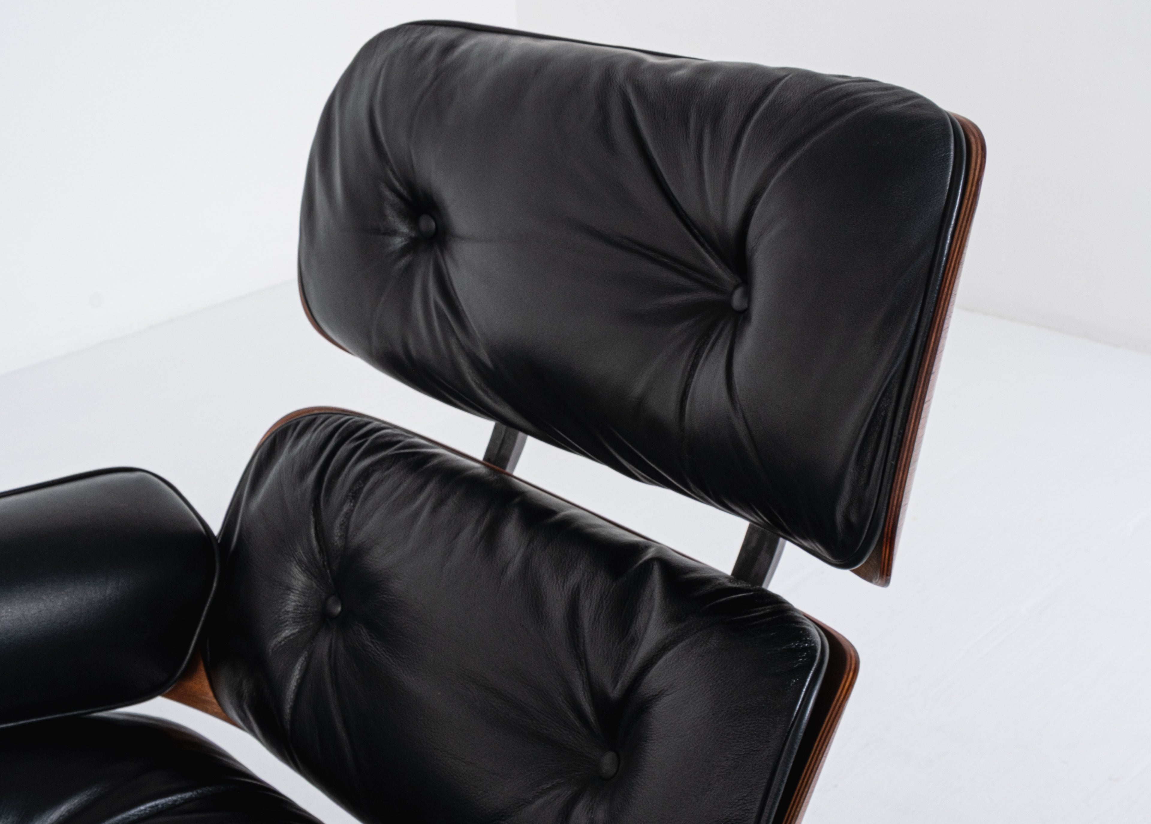 Herman Miller, ICF - Charles Eames, Ray Eames - Poltrona con pouf - Lounge chair - Noce