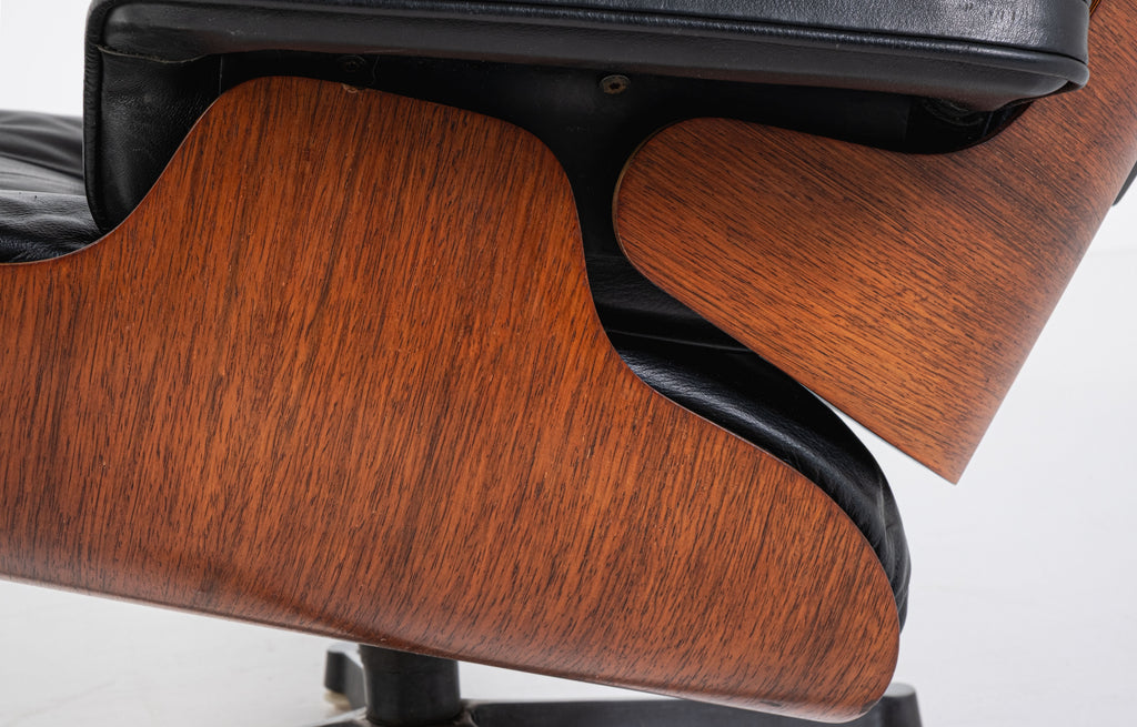 Herman Miller, ICF - Charles Eames, Ray Eames - Poltrona con pouf - Lounge chair - Noce