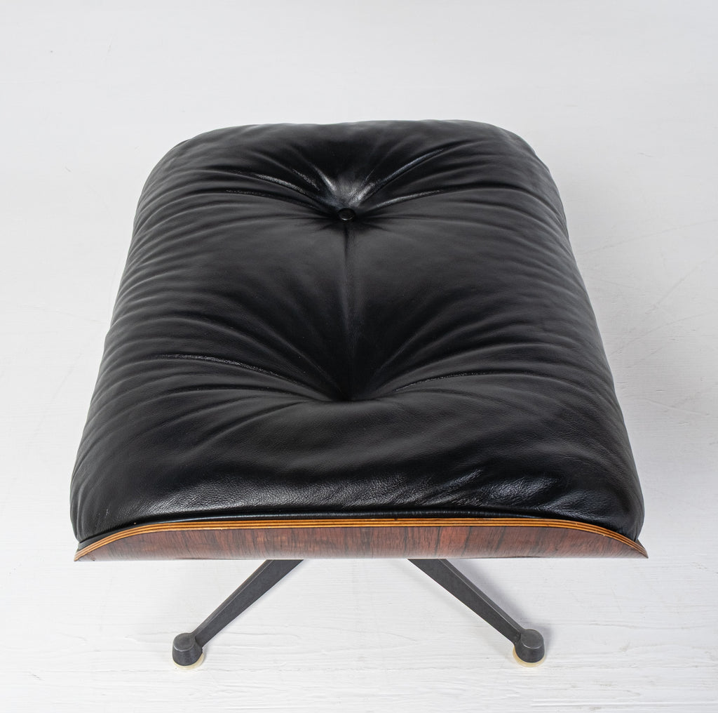 Herman Miller, ICF - Charles Eames, Ray Eames - Poltrona con pouf - Lounge chair - Noce
