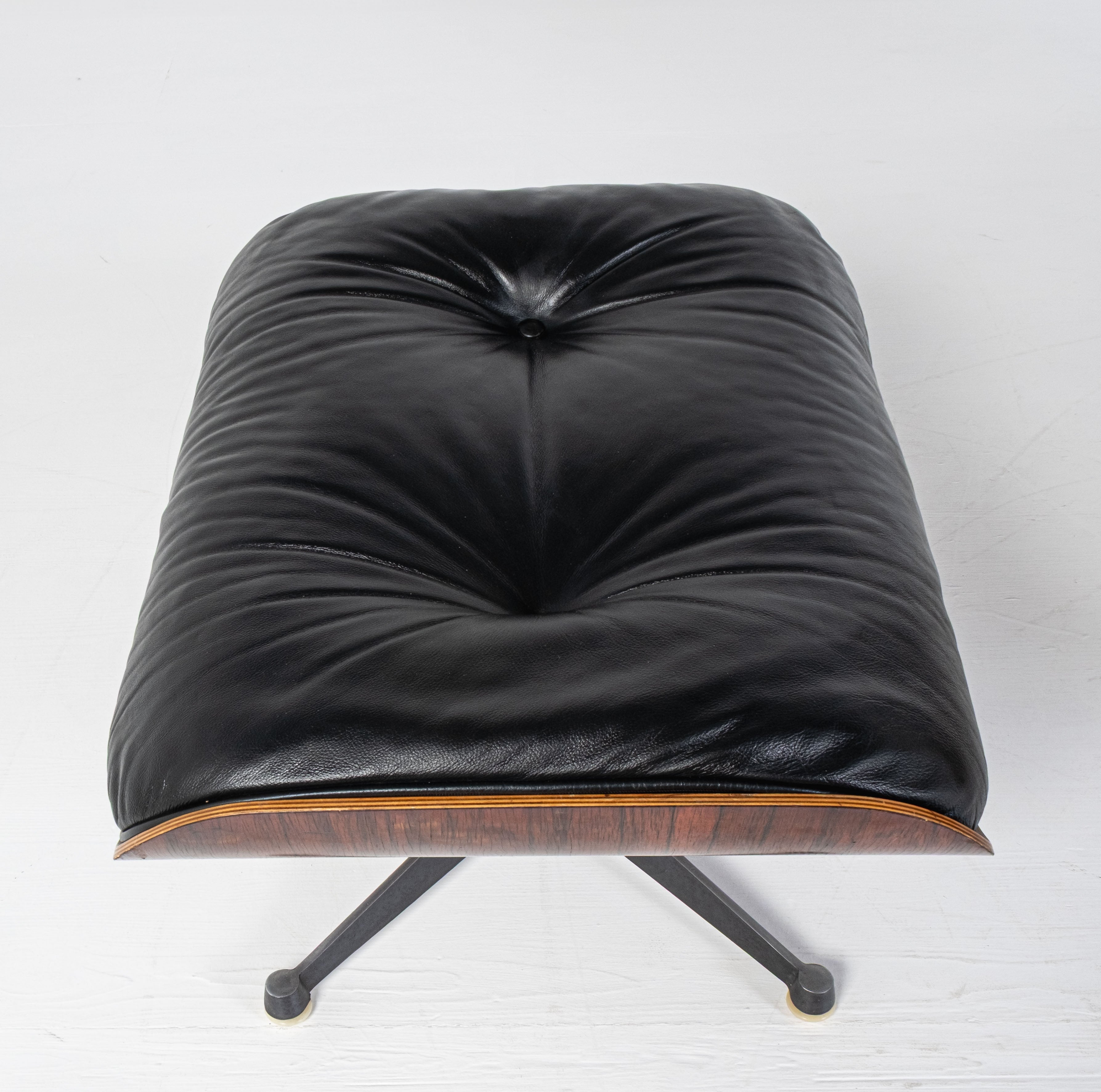 Herman Miller, ICF - Charles Eames, Ray Eames - Poltrona con pouf - Lounge chair - Noce