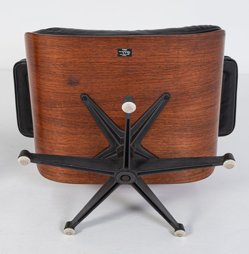 Herman Miller, ICF - Charles Eames, Ray Eames - Poltrona con pouf - Lounge chair - Noce