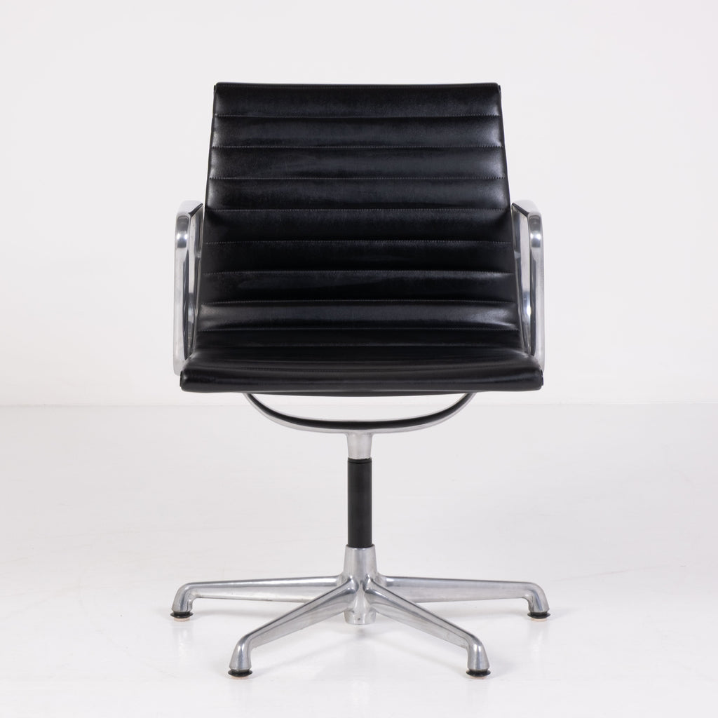Aluminium Chair EA 108 di Charles & Ray Eames per ICF