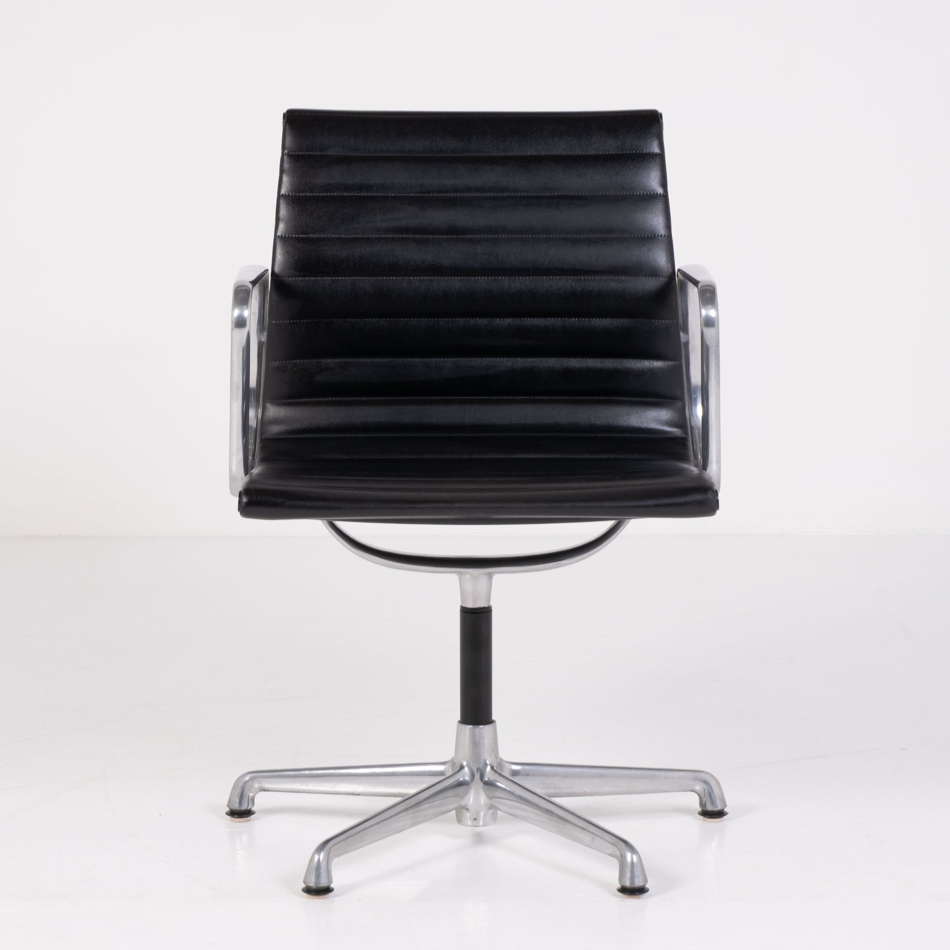 Aluminium Chair EA 108 di Charles & Ray Eames per ICF