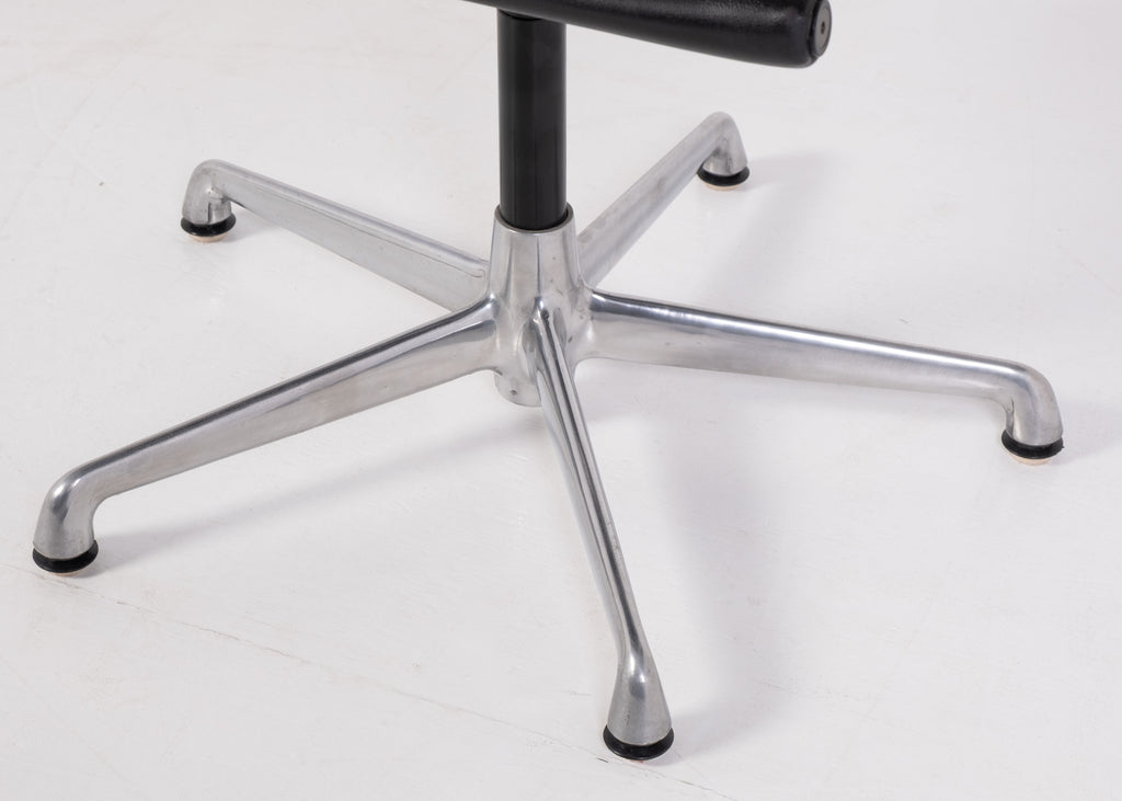 Aluminium Chair EA 108 di Charles & Ray Eames per ICF