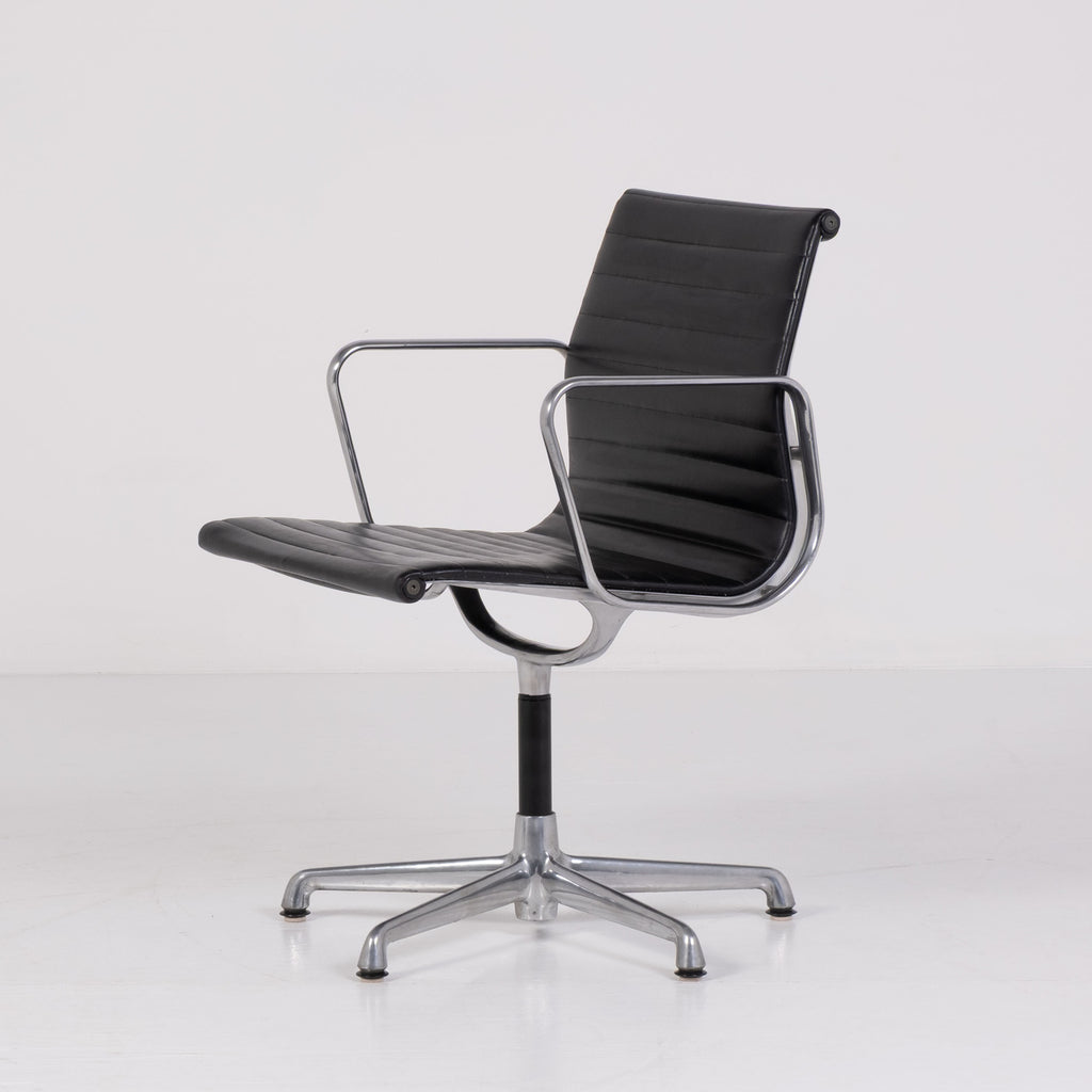 Aluminium Chair EA 108 di Charles & Ray Eames per ICF