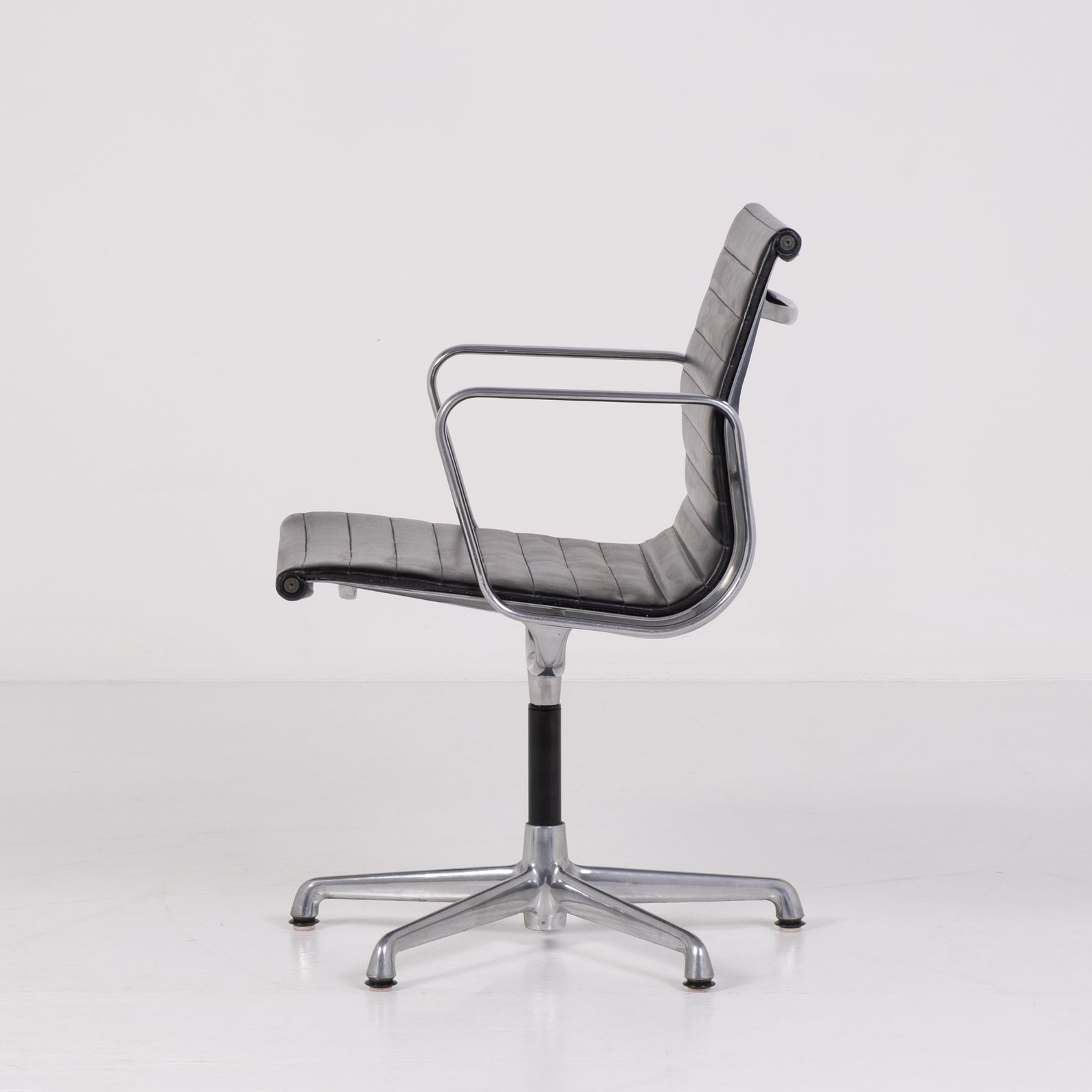 Aluminium Chair EA 108 di Charles & Ray Eames per ICF