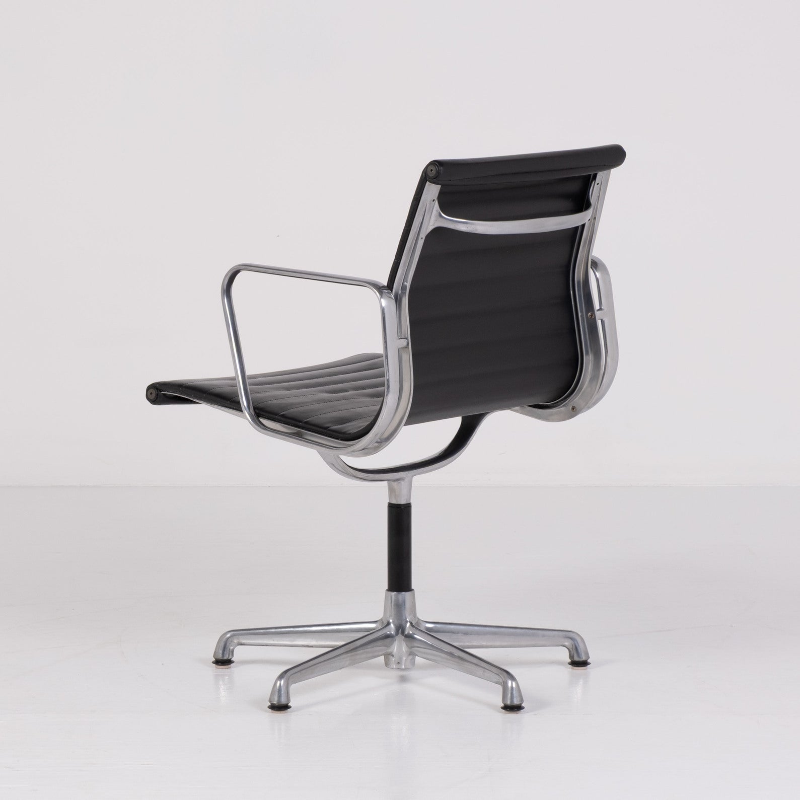Aluminium Chair EA 108 di Charles & Ray Eames per ICF