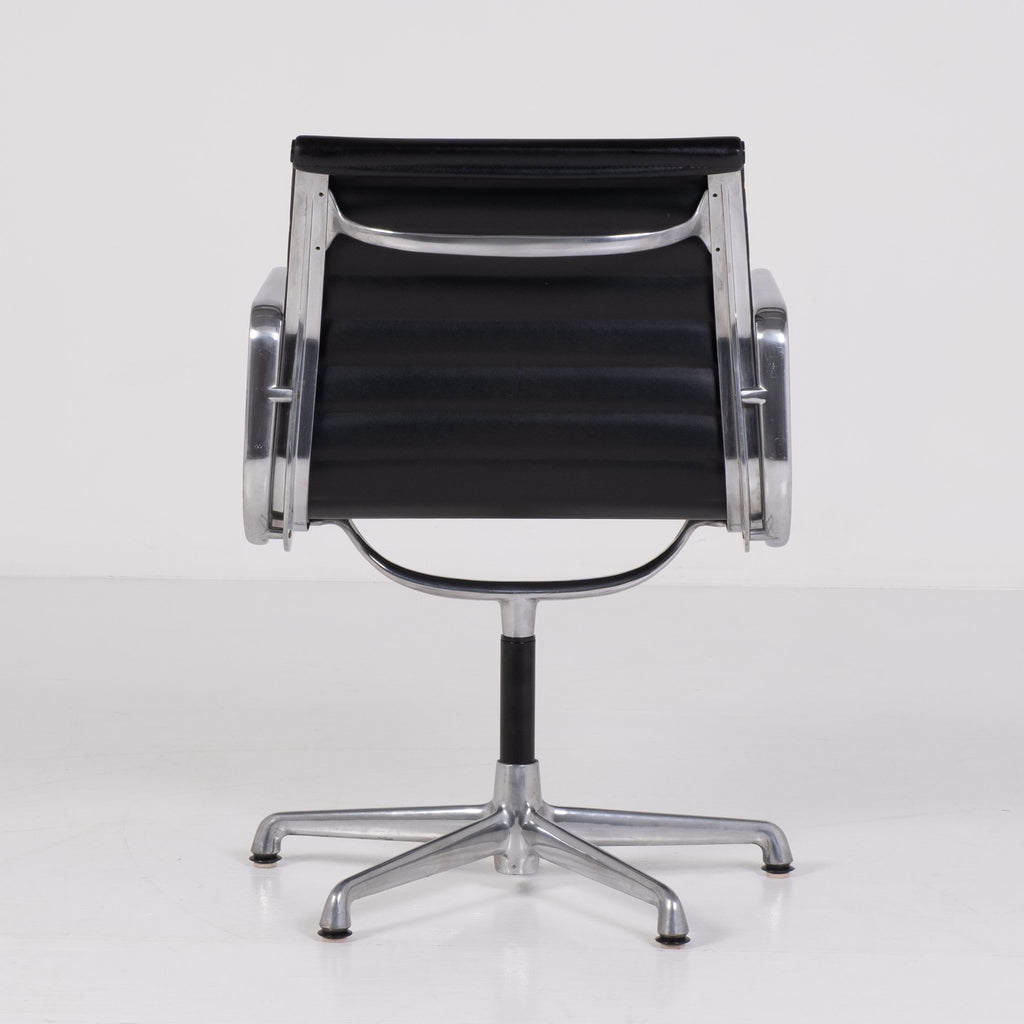 Aluminium Chair EA 108 di Charles & Ray Eames per ICF