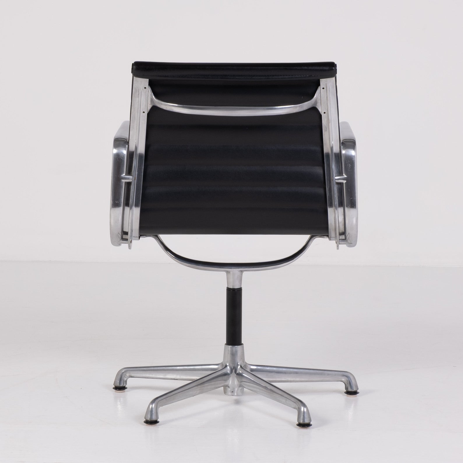 Aluminium Chair EA 108 di Charles & Ray Eames per ICF