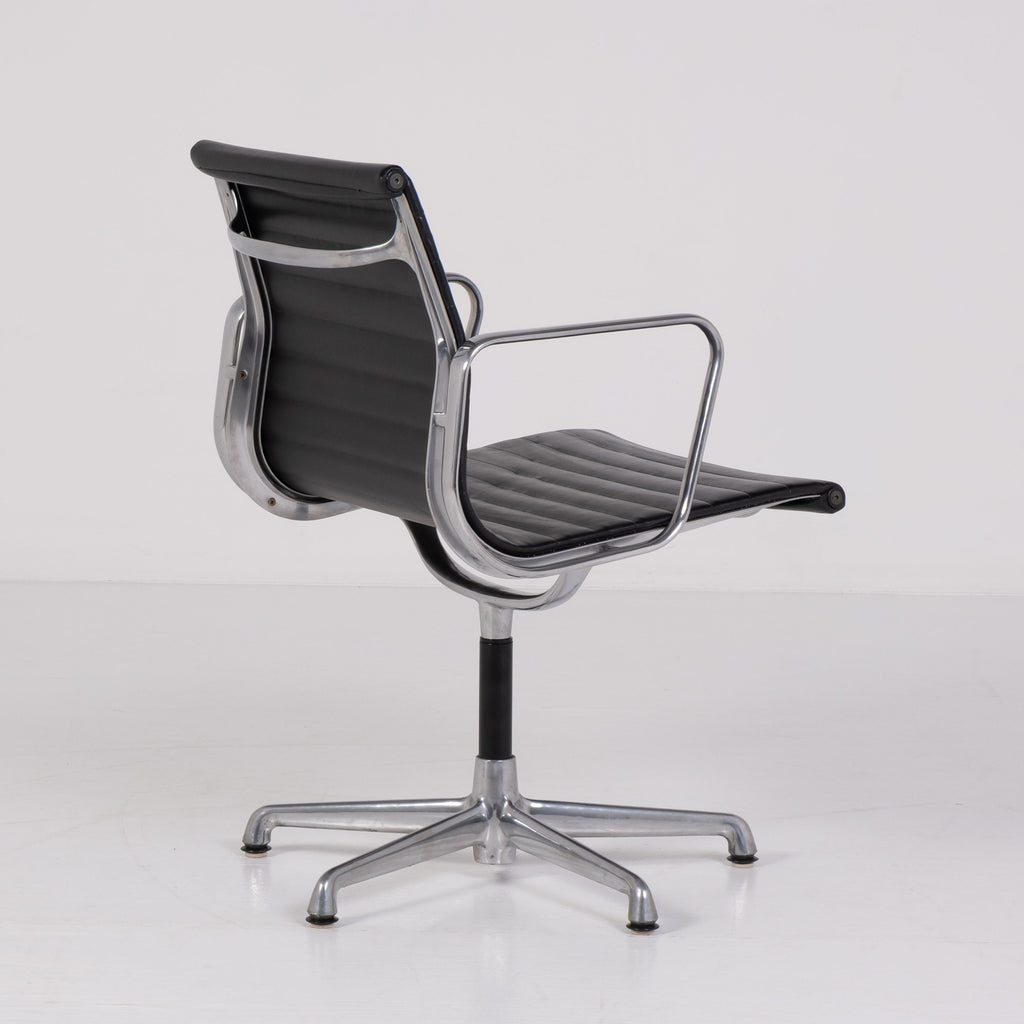 Aluminium Chair EA 108 di Charles & Ray Eames per ICF