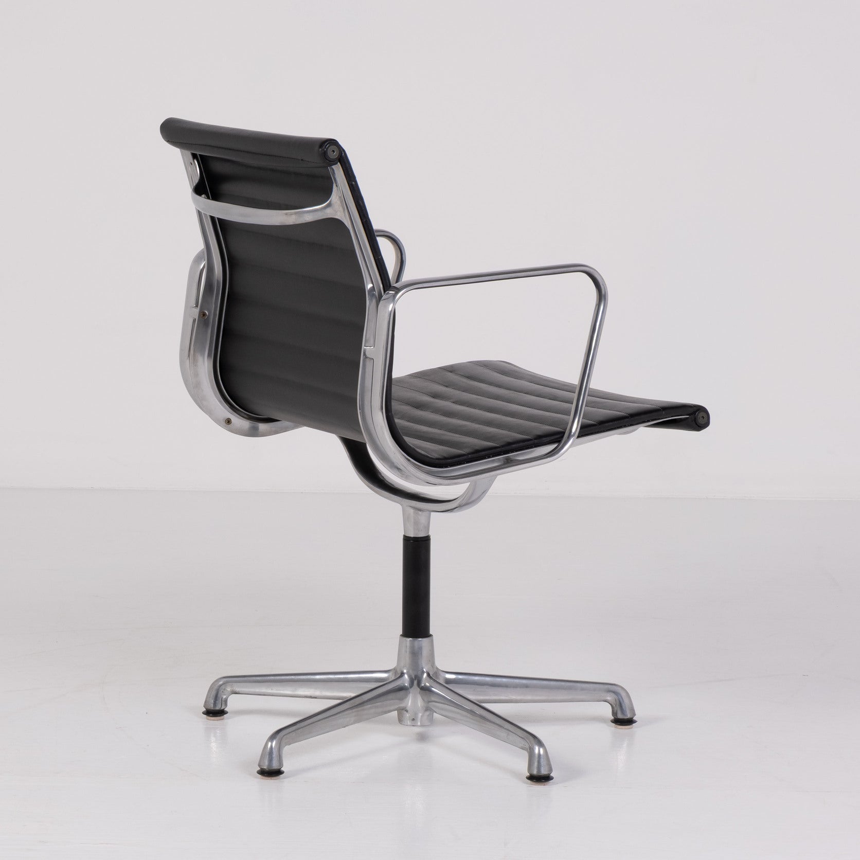 Aluminium Chair EA 108 di Charles & Ray Eames per ICF