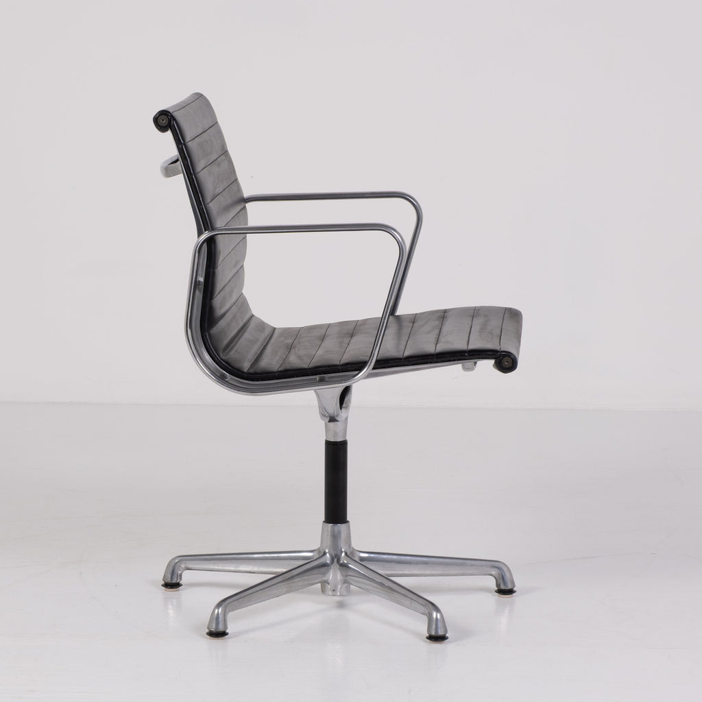 Aluminium Chair EA 108 di Charles & Ray Eames per ICF