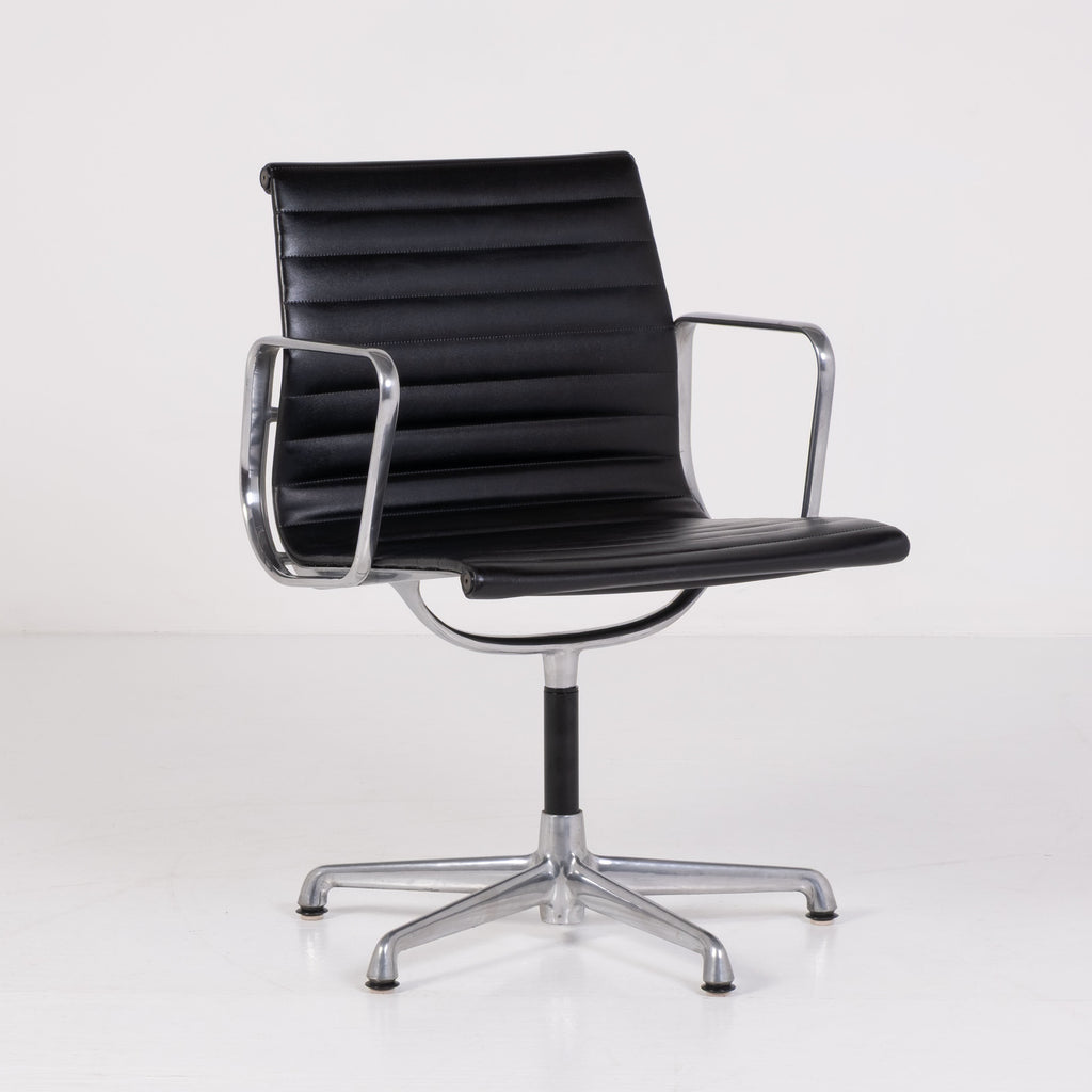 Aluminium Chair EA 108 di Charles & Ray Eames per ICF