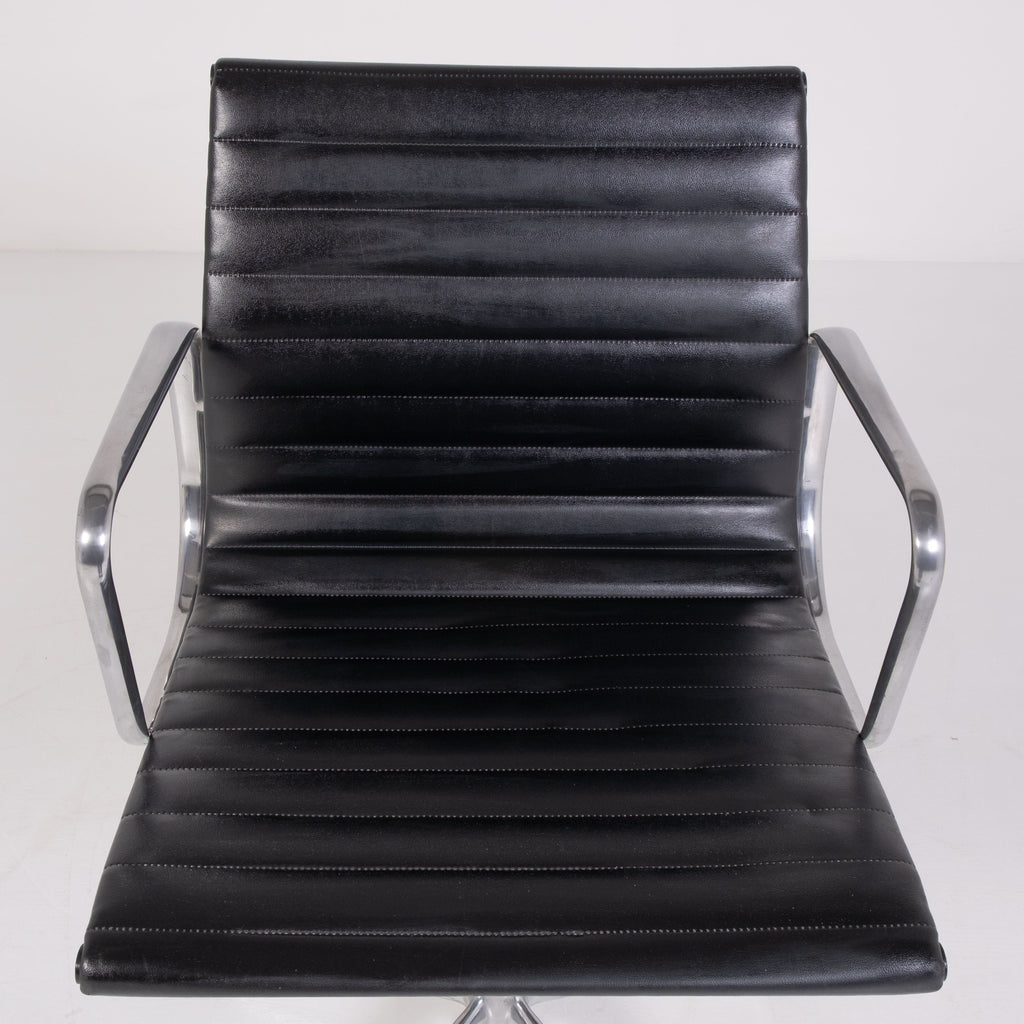 Aluminium Chair EA 108 di Charles & Ray Eames per ICF
