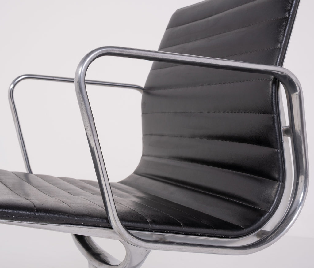 Aluminium Chair EA 108 di Charles & Ray Eames per ICF