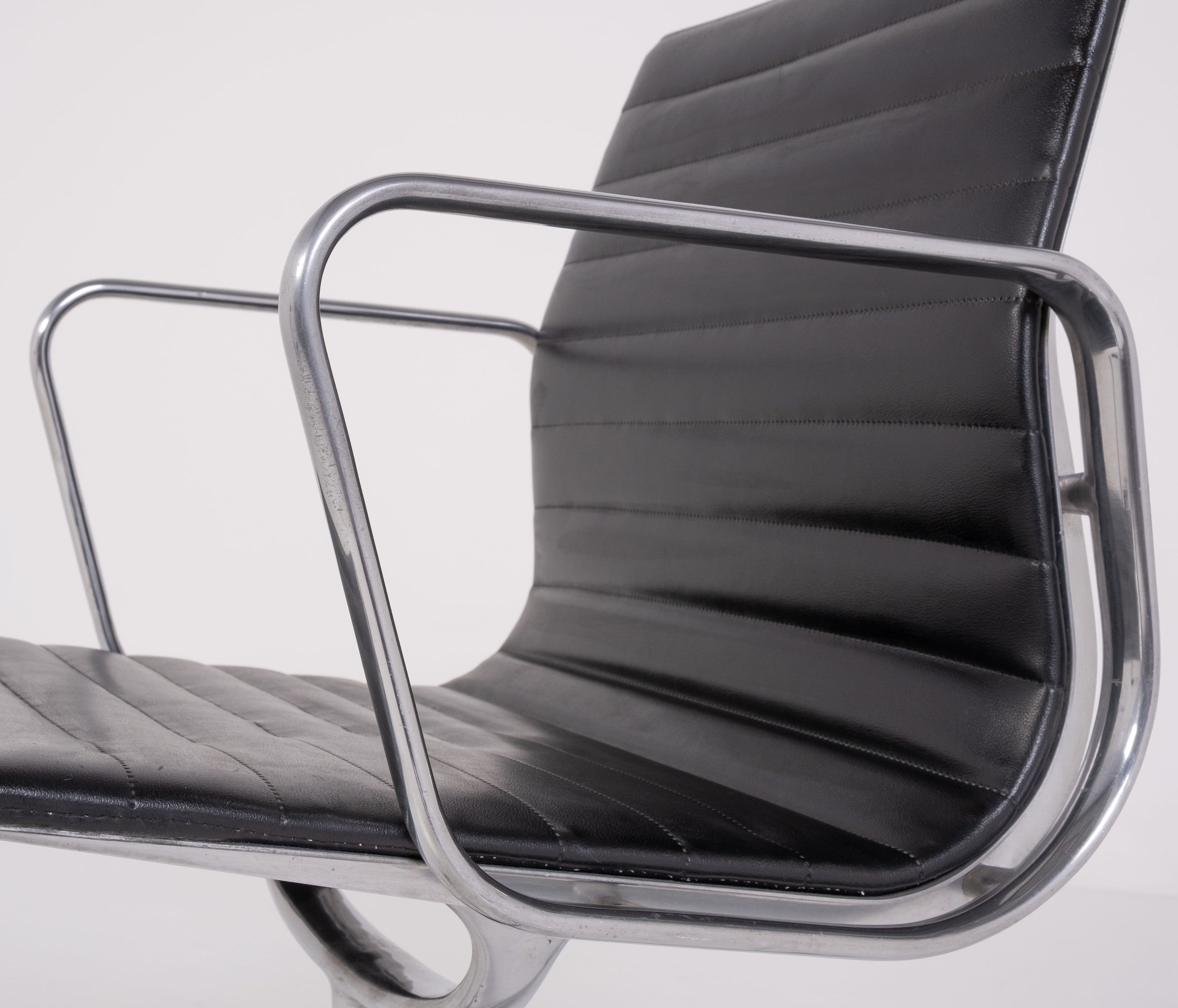 Aluminium Chair EA 108 di Charles & Ray Eames per ICF