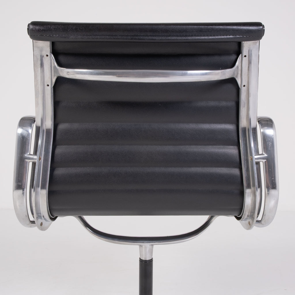 Aluminium Chair EA 108 di Charles & Ray Eames per ICF