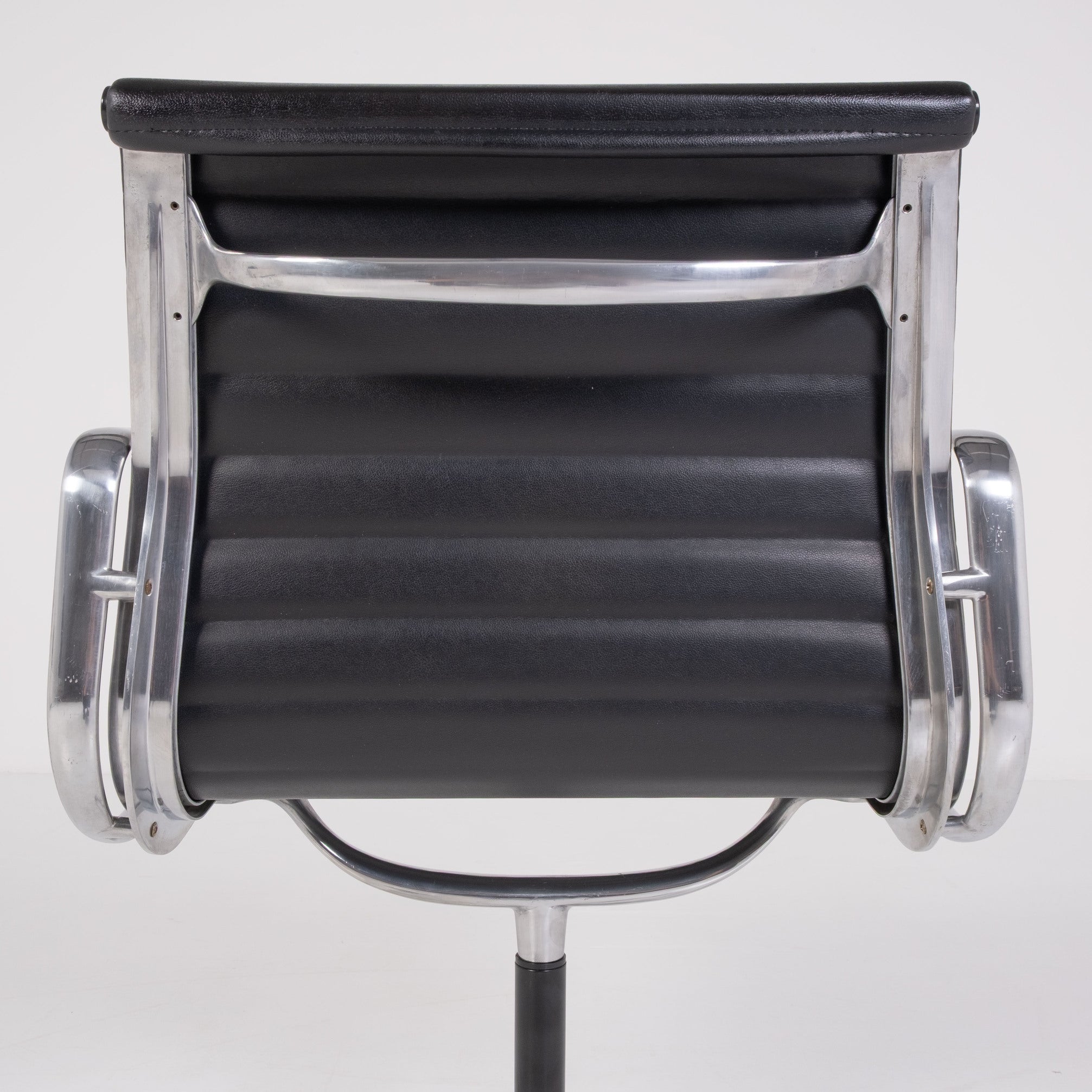 Aluminium Chair EA 108 di Charles & Ray Eames per ICF