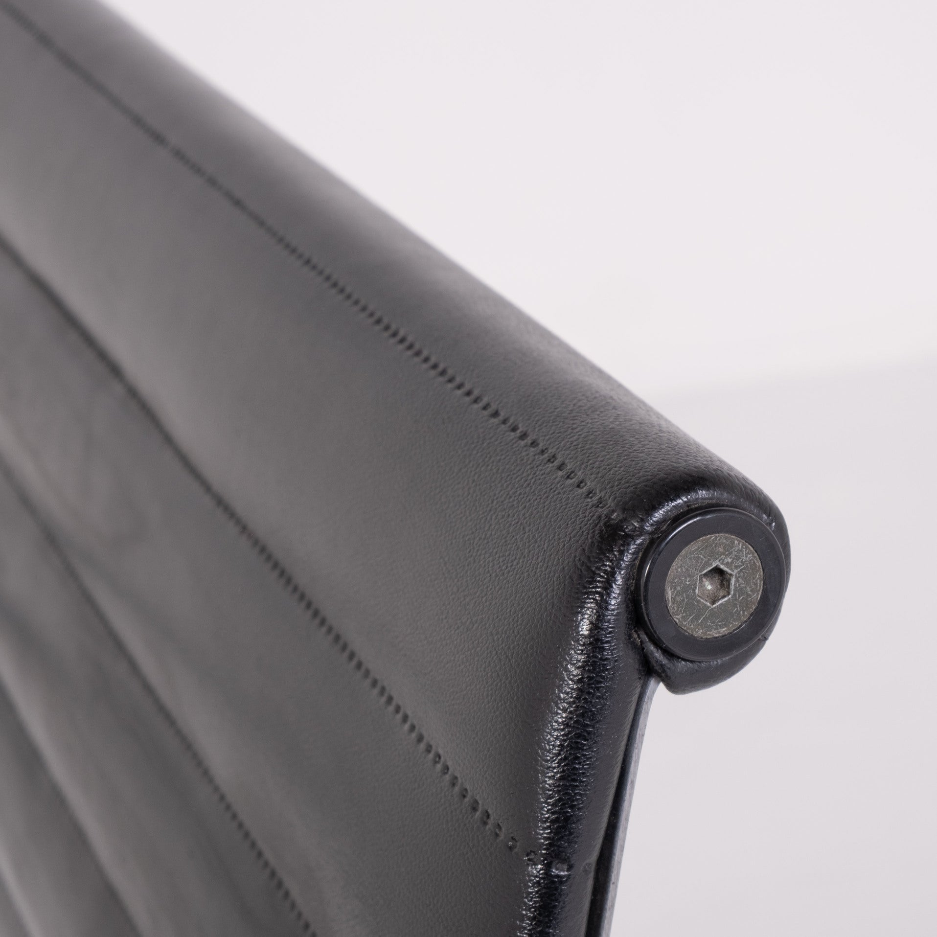 Aluminium Chair EA 108 di Charles & Ray Eames per ICF