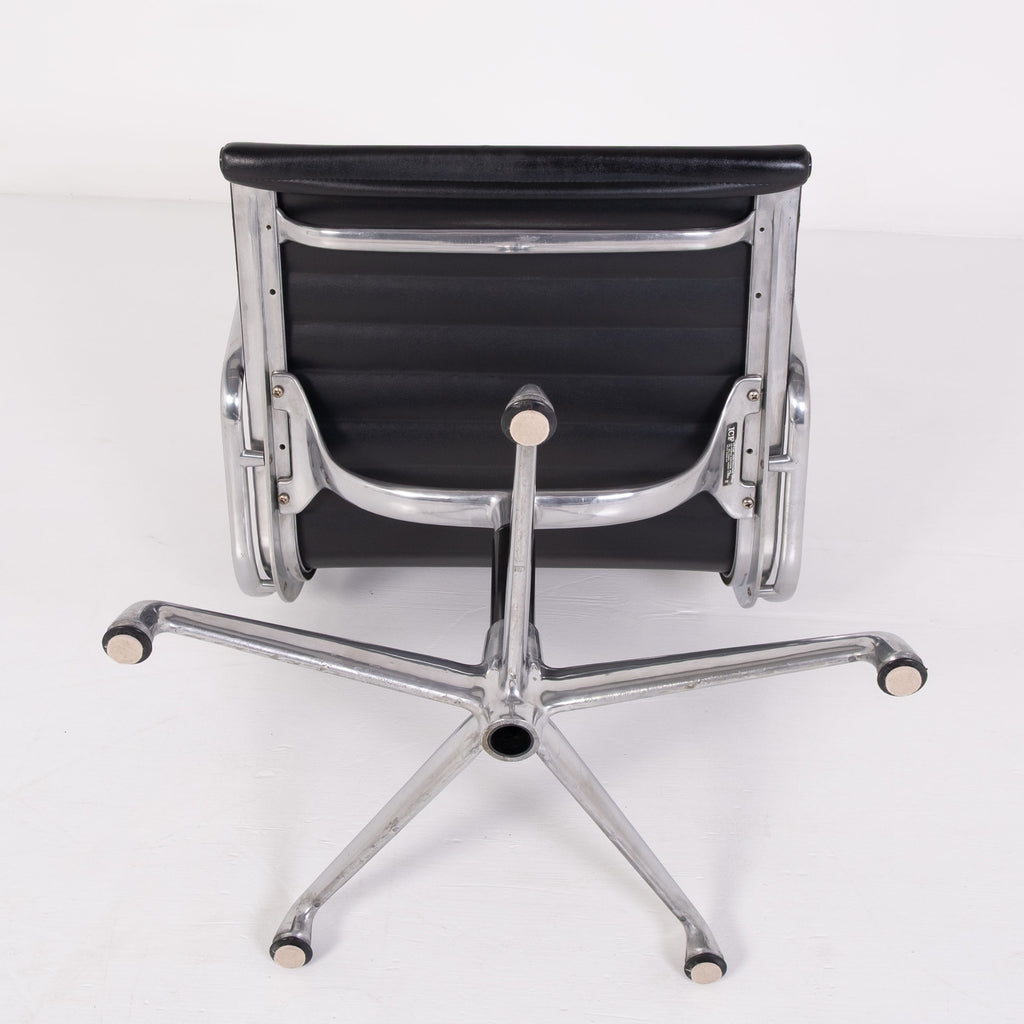 Aluminium Chair EA 108 di Charles & Ray Eames per ICF
