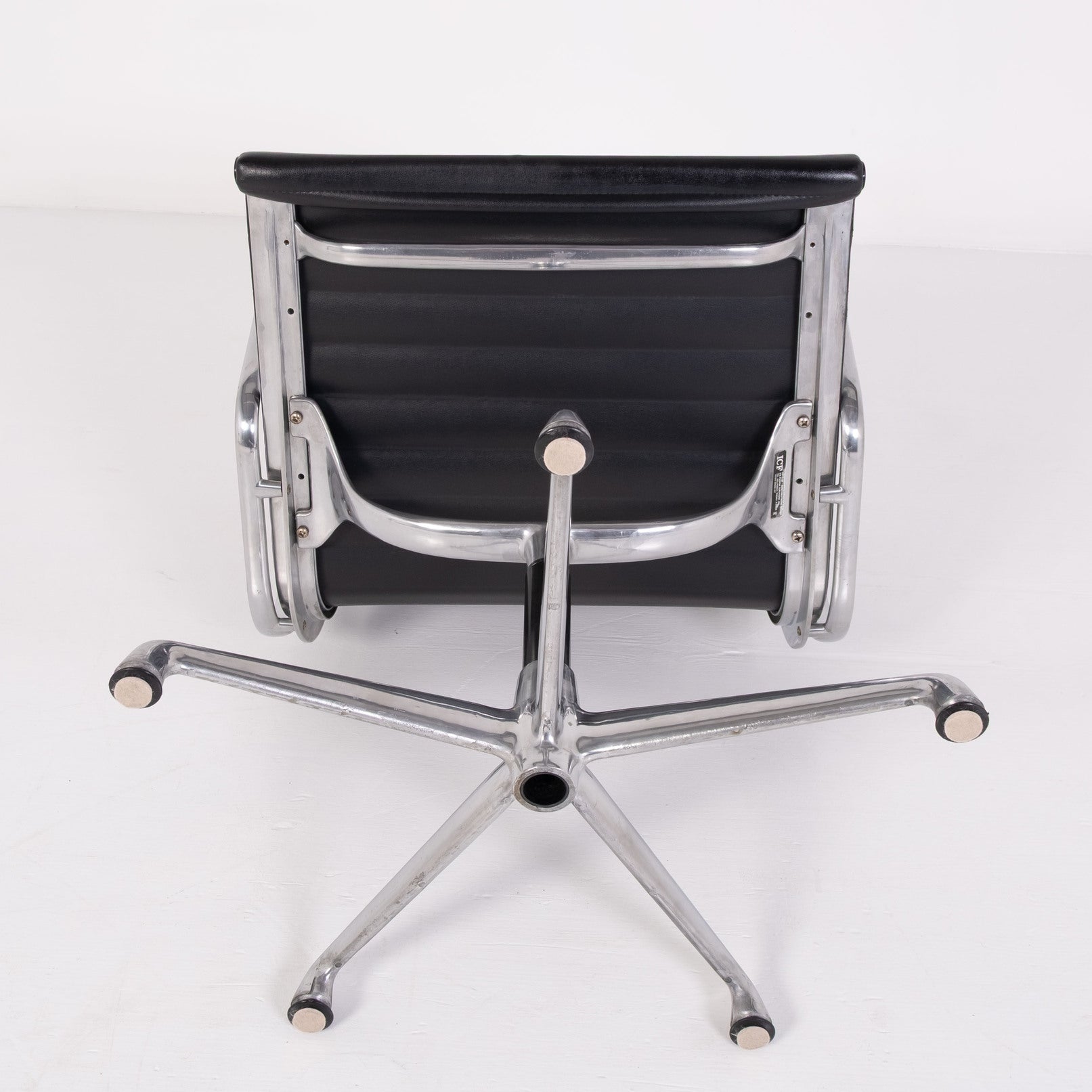 Aluminium Chair EA 108 di Charles & Ray Eames per ICF
