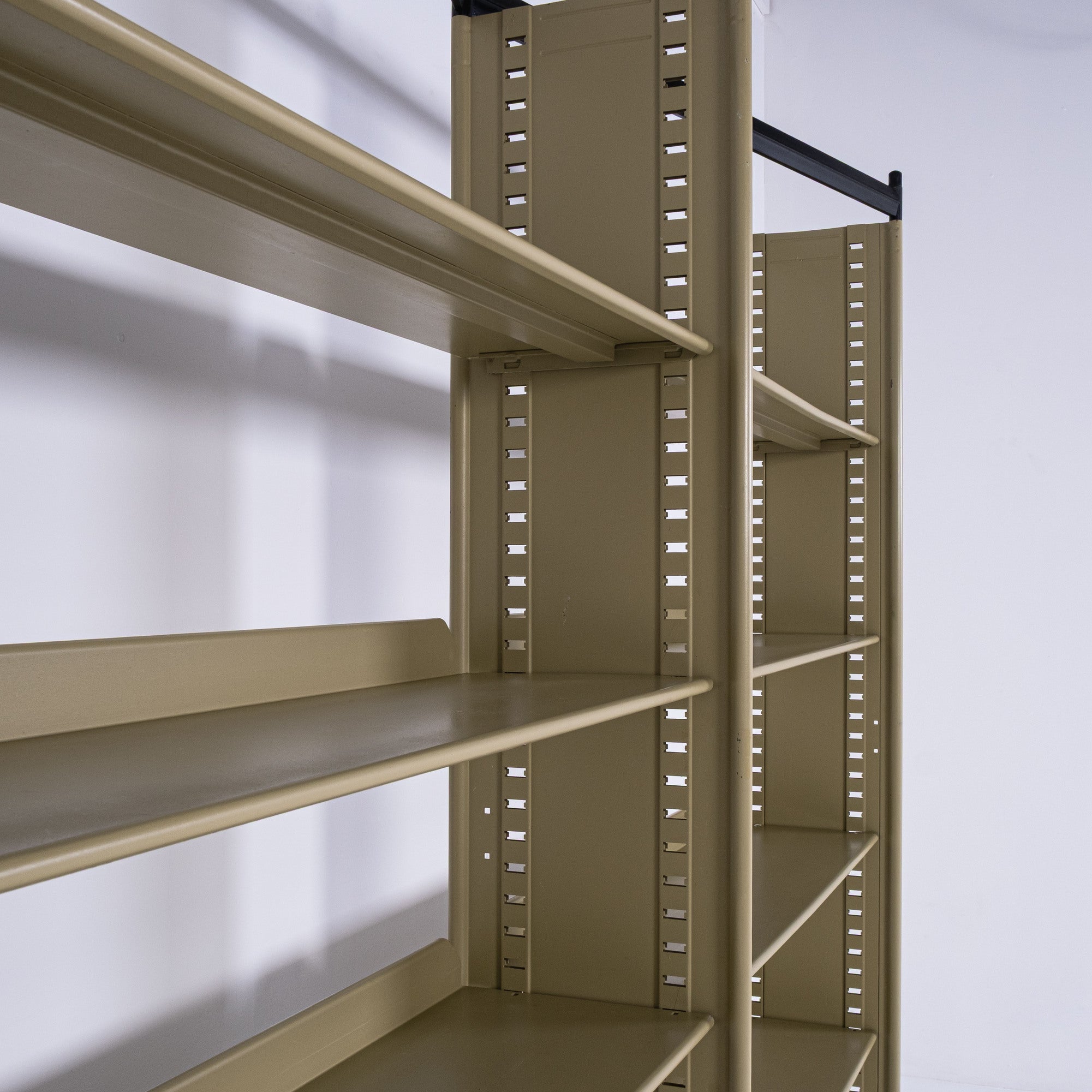 Bibliothèque Spazio – Design Studio BBPR pour Olivetti