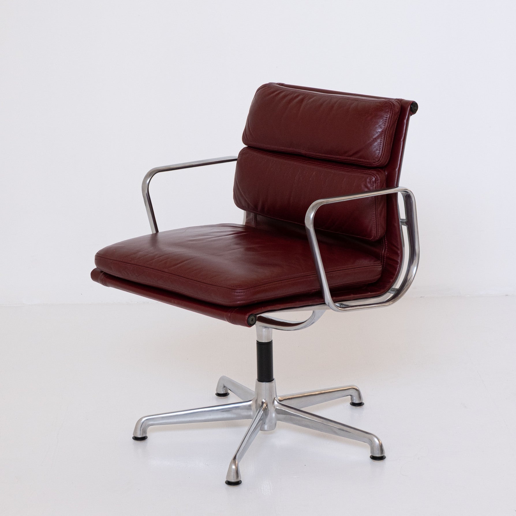 Soft Pad EA 217 Office Chair by Charles and Ray Eames for ICF