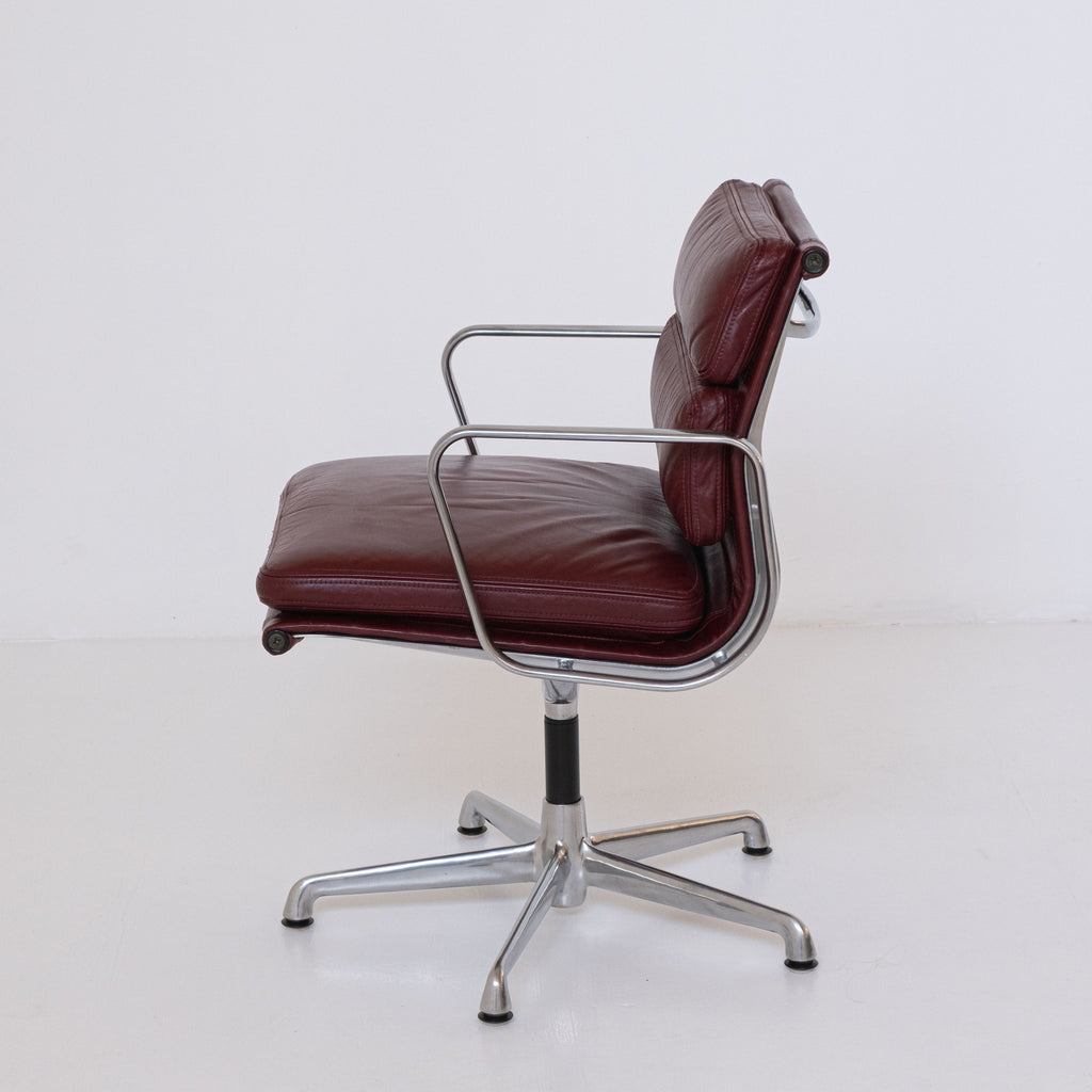 Soft Pad EA 217 Office Chair by Charles and Ray Eames for ICF