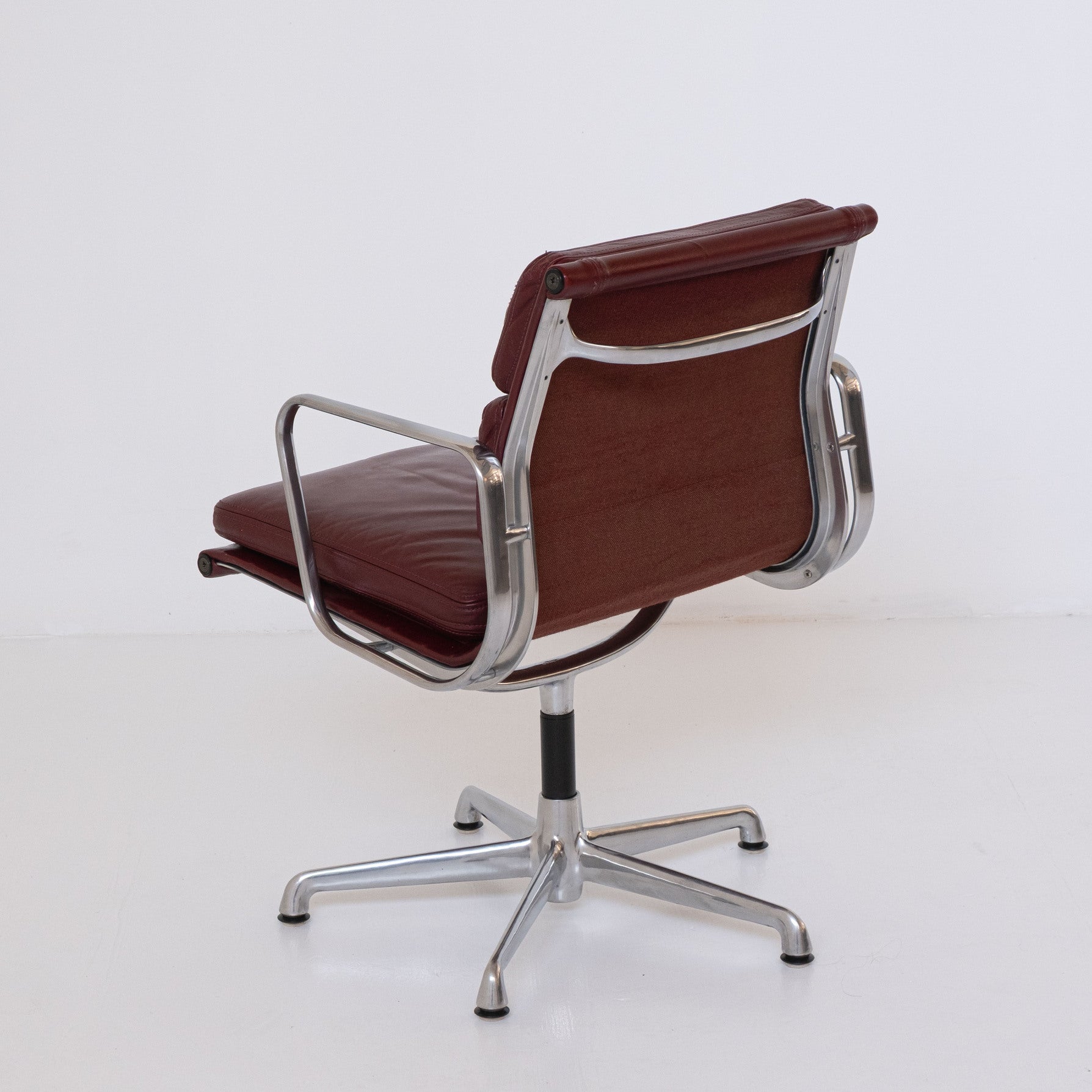 Soft Pad EA 217 Office Chair by Charles and Ray Eames for ICF