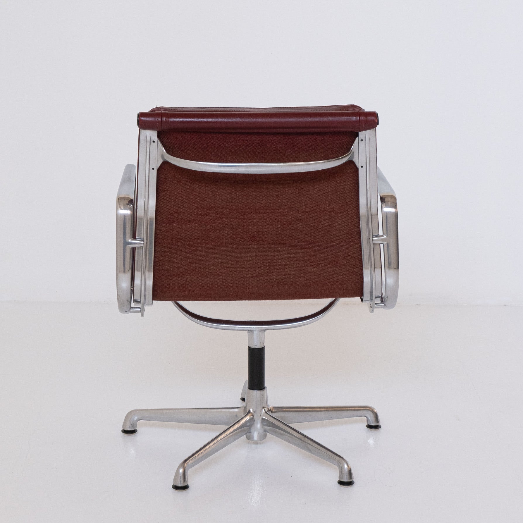 Soft Pad EA 217 Office Chair by Charles and Ray Eames for ICF