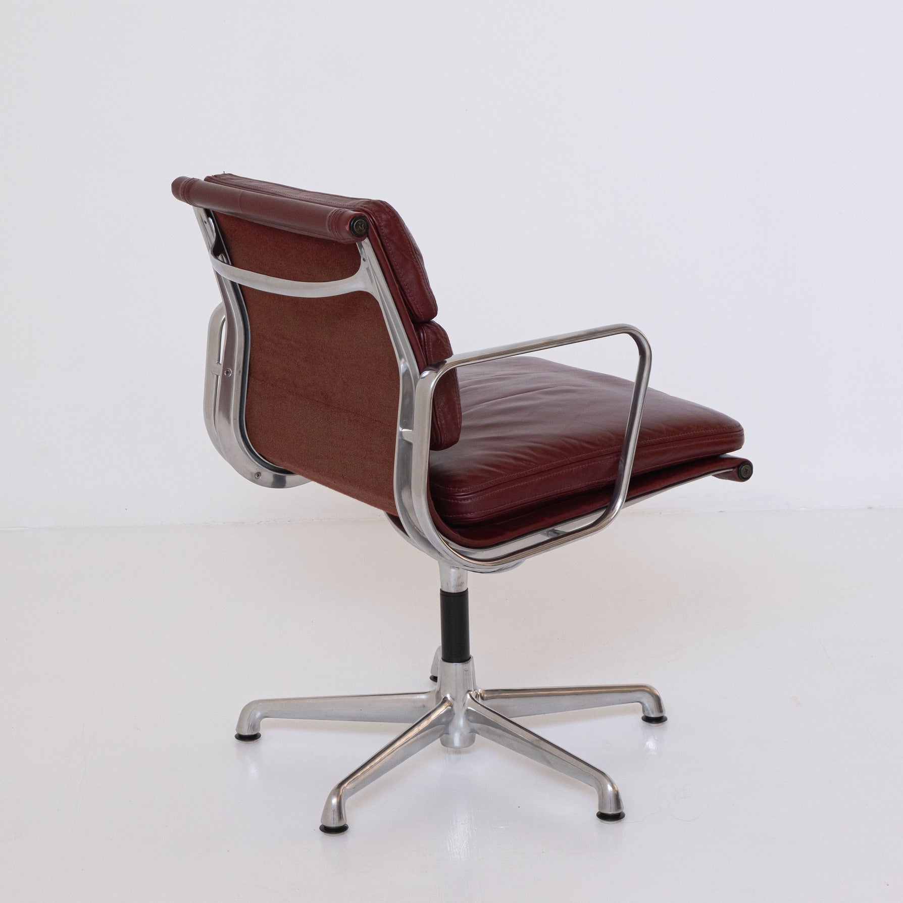 Soft Pad EA 217 Office Chair by Charles and Ray Eames for ICF