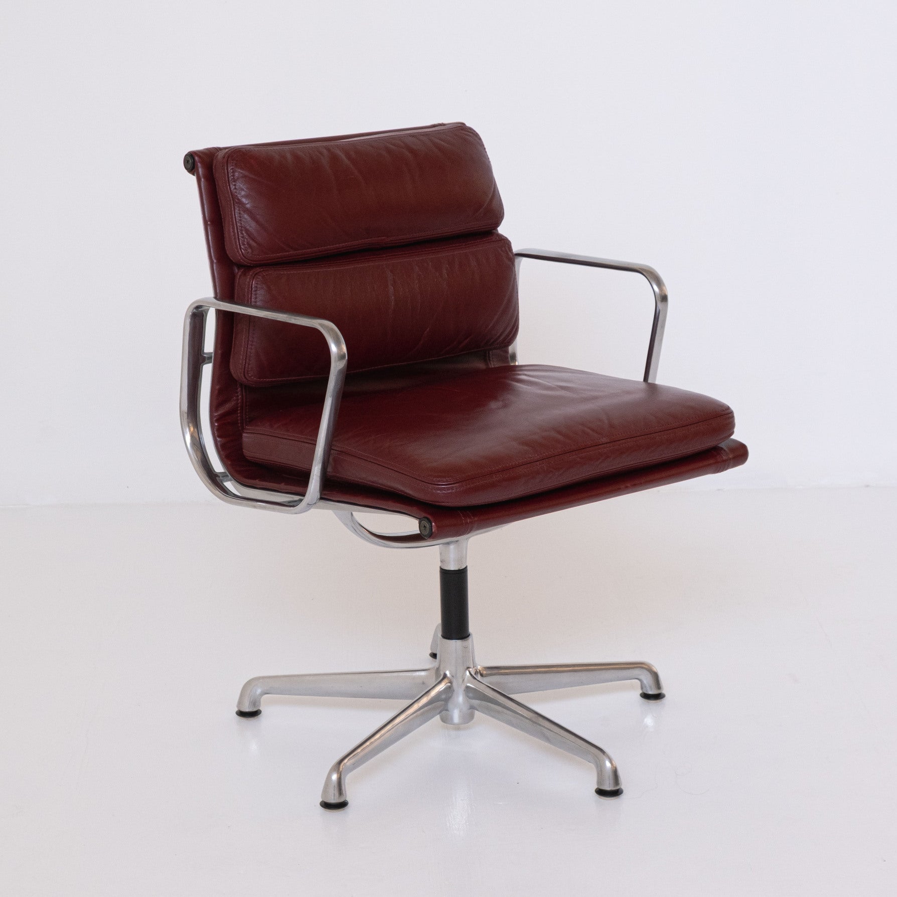 Soft Pad EA 217 Office Chair by Charles and Ray Eames for ICF