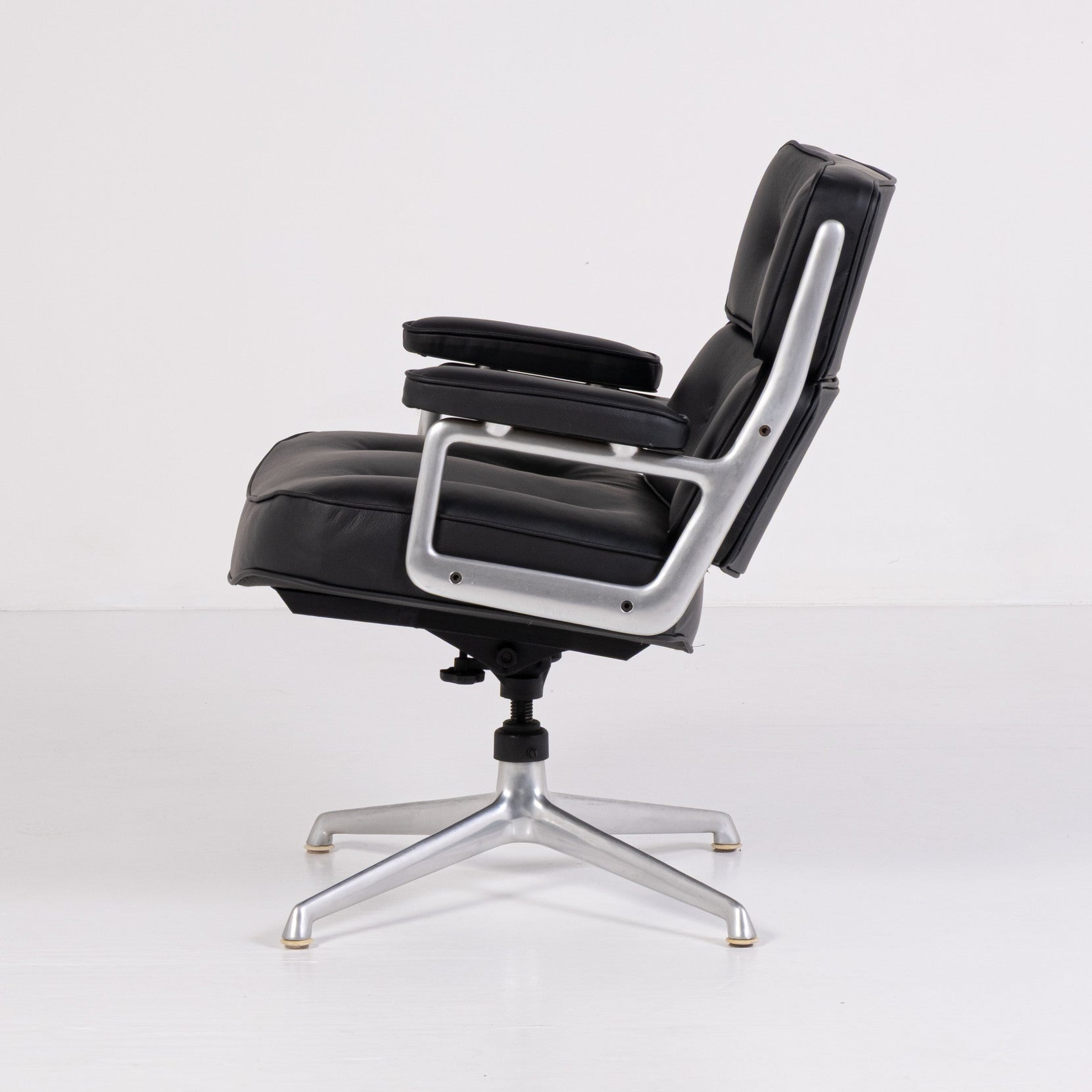 Poltrona Lobby Chair ES 108 – Design Charles e Ray Eames per Herman Miller