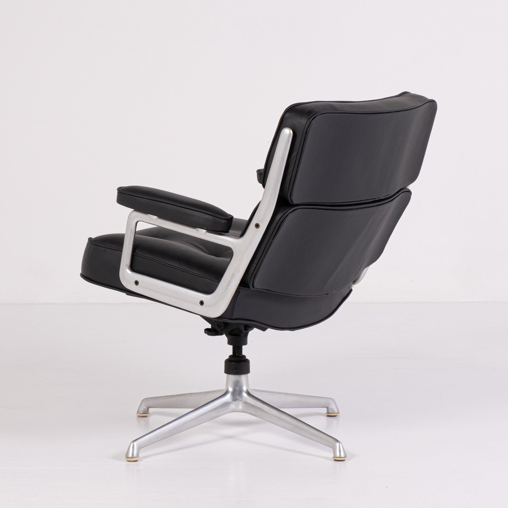Poltrona Lobby Chair ES 108 – Design Charles e Ray Eames per Herman Miller