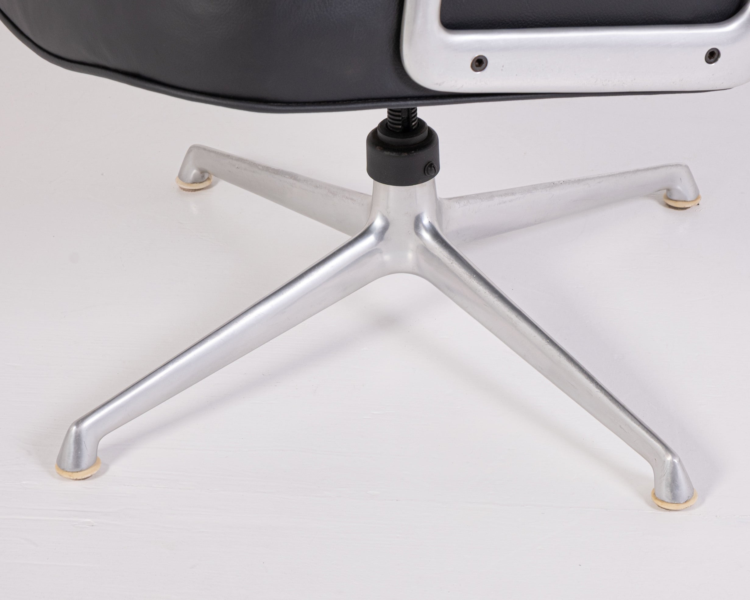Poltrona Lobby Chair ES 108 – Design Charles e Ray Eames per Herman Miller